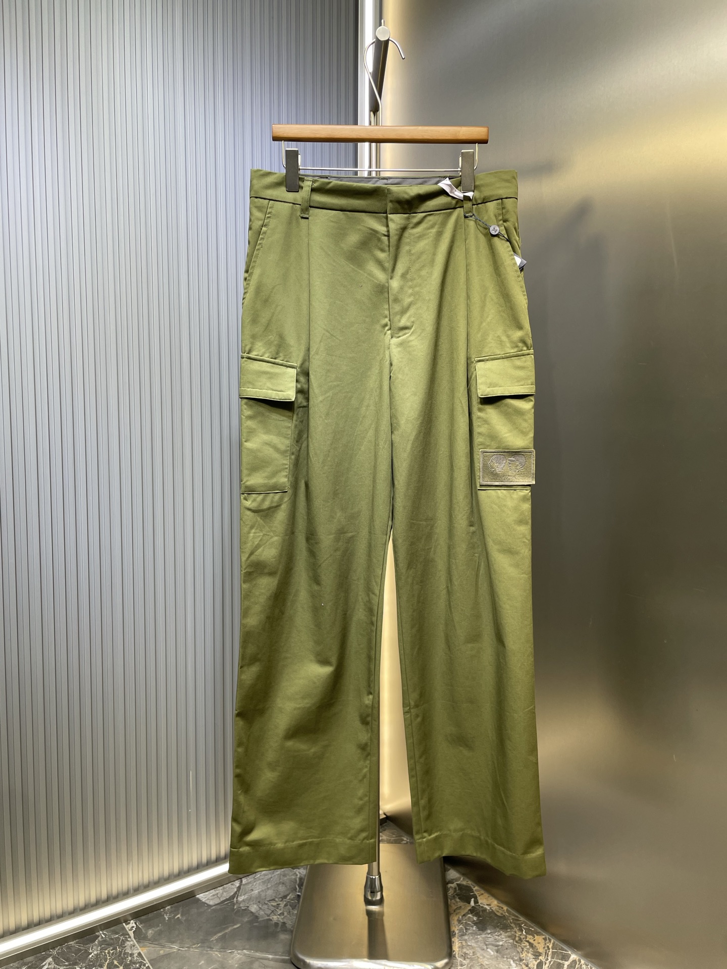 NO:550553,LOUIS VUITTON25SS 3D pocket overalls Authentic 10200 purchase and development Custom-dyed twill blended cotton TR pocket fabric Embroidered seal Artificial toes Customized 11 trouser hooks Customized 11 webbing Customized 11 buttons Customized 11 trademarks Loose version Size 46 48 50 52,,louis vuitton,alexander wang19860909LOUIS VUITTON25SS 3D口袋工装裤 正品10200购入开发 定染斜纹混纺棉布 TR口袋布 绣花章子 人工挑脚 定制11裤勾 定制11织带 定制11纽扣 定制11商标 宽松版型 尺码46 48 50 52,,louis vuitton,alexander wang,Men's clothing