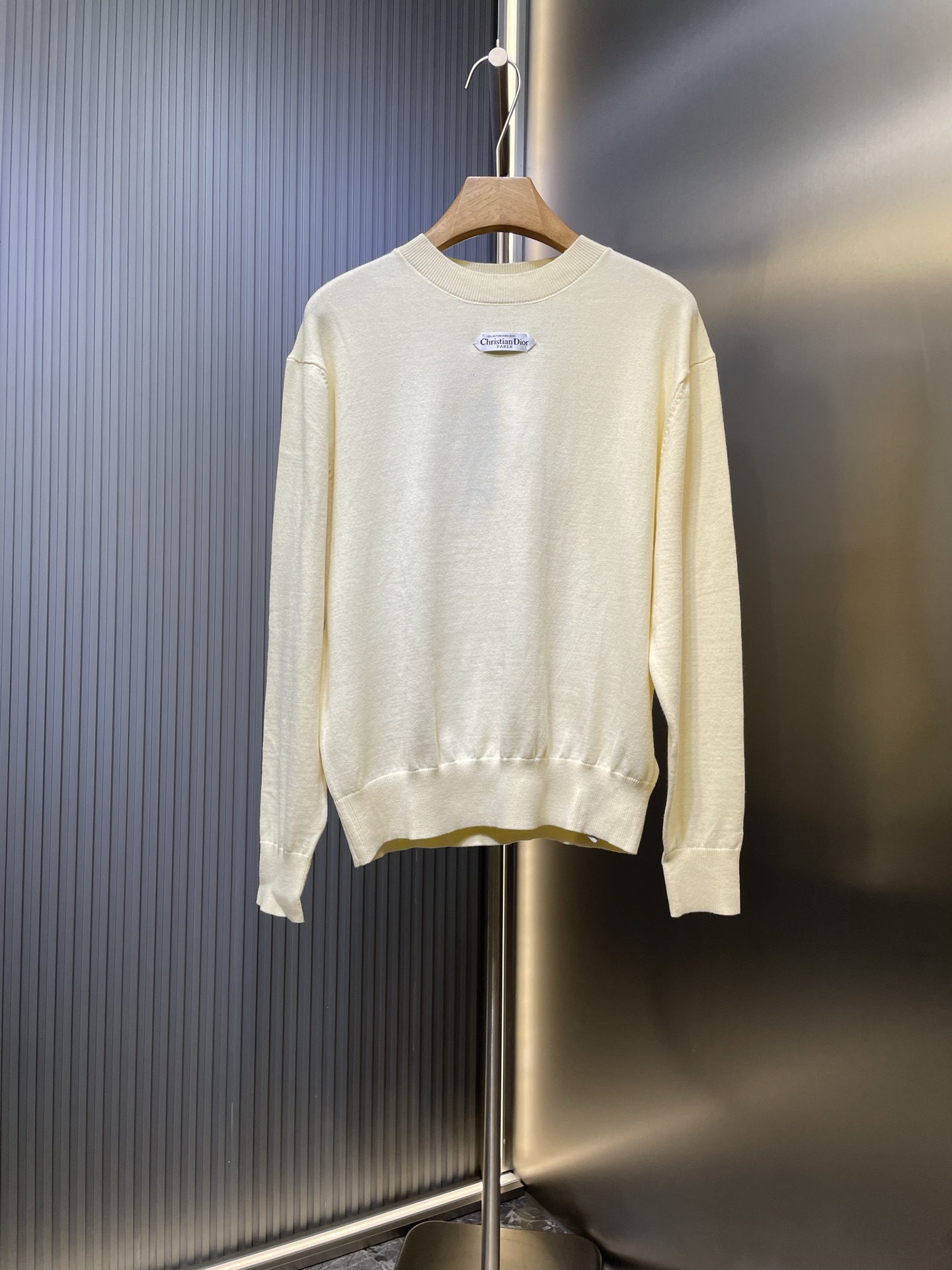 NO:550560,DIOR neckline fabric logo knitted base shirt The fabric is made of 100 cotton wool wool material, original color dyeing. The whole piece is light and breathable, and has a certain warmth effect. Craftsmanship wash-high temperature drying-fixed dyeing original color. This sweater is a new product in the 2025 winter men's clothing series. It is decorated with the Christian Dior Paris logo label to enhance the style, highlighting the high-order spirit of Dior, and pays tribute to the extraordinary exquisite craftsmanship of Dior Workshop. It is carefully crafted from black wool jersey knitted fabric, with a unique texture. It can be worn with jeans and tailored trousers to create an elegant and classic look. The chest is decorated with Christian Dior Paris label ribbed round neck, cuffs and bottom edge wool* Customized accessories for accessories.  Customized auxiliary materials 11 fabric marking fabric fixed dyeing 11 original color S-M-L-XL Color black-apricot-powder, dior, jeans, alexander wang19860909DIOR 领口织物标识针织打底衫 面料采用100棉羊毛毛料,原版定染色.整件轻薄透气,同时又带有一定的保暖效果. 工艺工艺洗水-高温烘干-定染原版同色. 这款针织衫是二零二五冬季男装系列新品,饰以Christian Dior Paris 标志标签提升格调,彰显Dior的高订精神,向Dior 工坊非凡的精湛工艺致敬.采用黑色绵羊毛平纹针织面料精心制作,精致柔软的质感别具一格.可搭配牛仔裤和精裁长裤穿着,打造高雅经典的造型. 胸前饰以 Christian Dior Paris 标签罗纹圆领、袖口和底边绵羊毛* 辅料定制11洗水商标 辅料定制11织物织标 面料定染11原版同色 尺码S-M-L-XL 颜色黑-杏-粉,,dior,jeans,alexander wang,Men's clothing