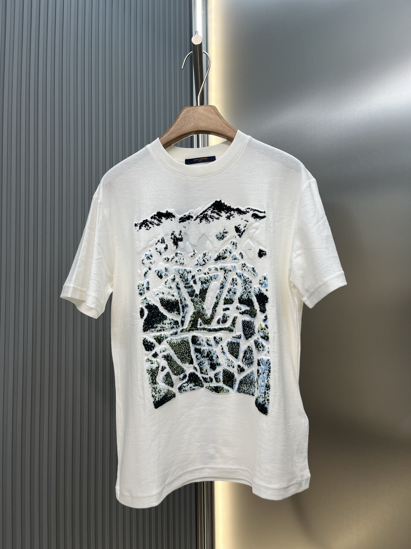 P140 1V25SS camiseta de manga corta con logo neón (negro). Original 13969 comprado para desarrollo, con tejido de algod…