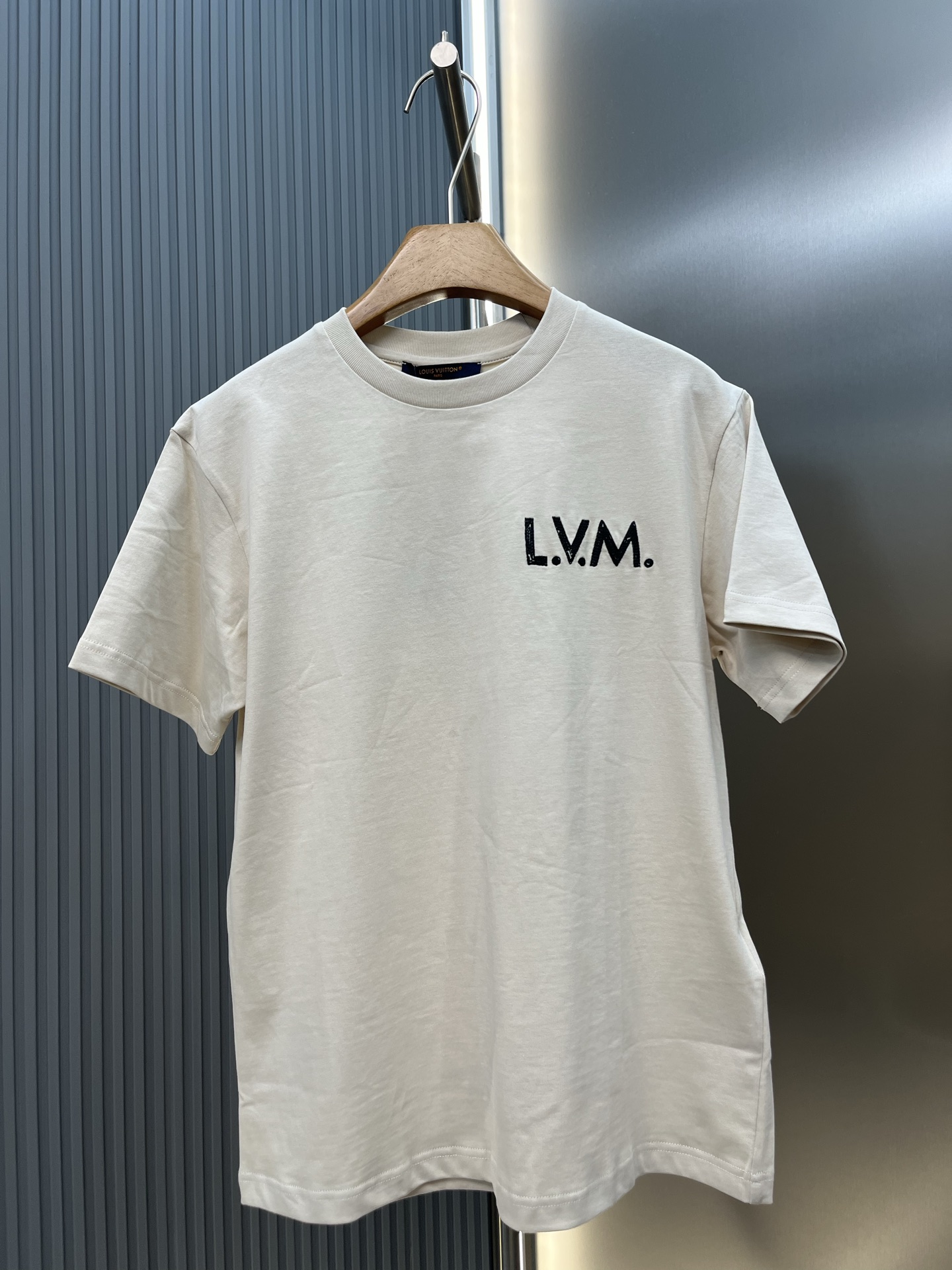 P145 Lu calado bordado logo camiseta de manga corta. Los colores sobrios de esta camiseta de cuello redondo de algodón …