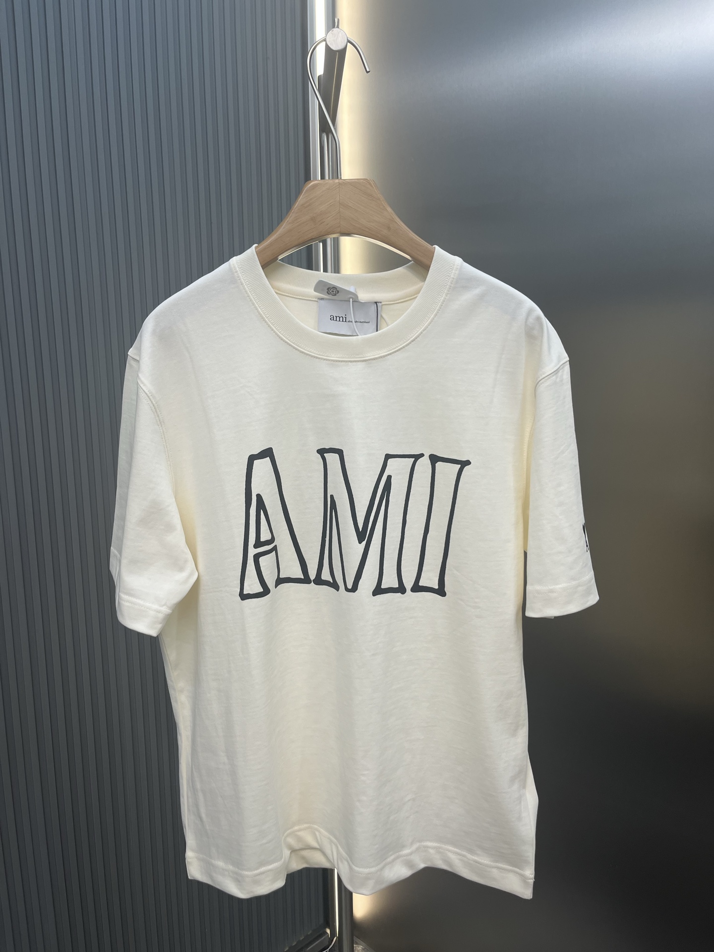 P120 （女版） Ami Paris 字母印花箱型短袖 定制云感呼吸棉面料，法式极简的万能底色，正面AMI印花是自我的签名，背面PARIS印花是浪漫的归属，前后呼应。标志性爱心标识藏于袖间，是巴黎街头的秘密暗号，以细节的隐喻演绎不费力的…