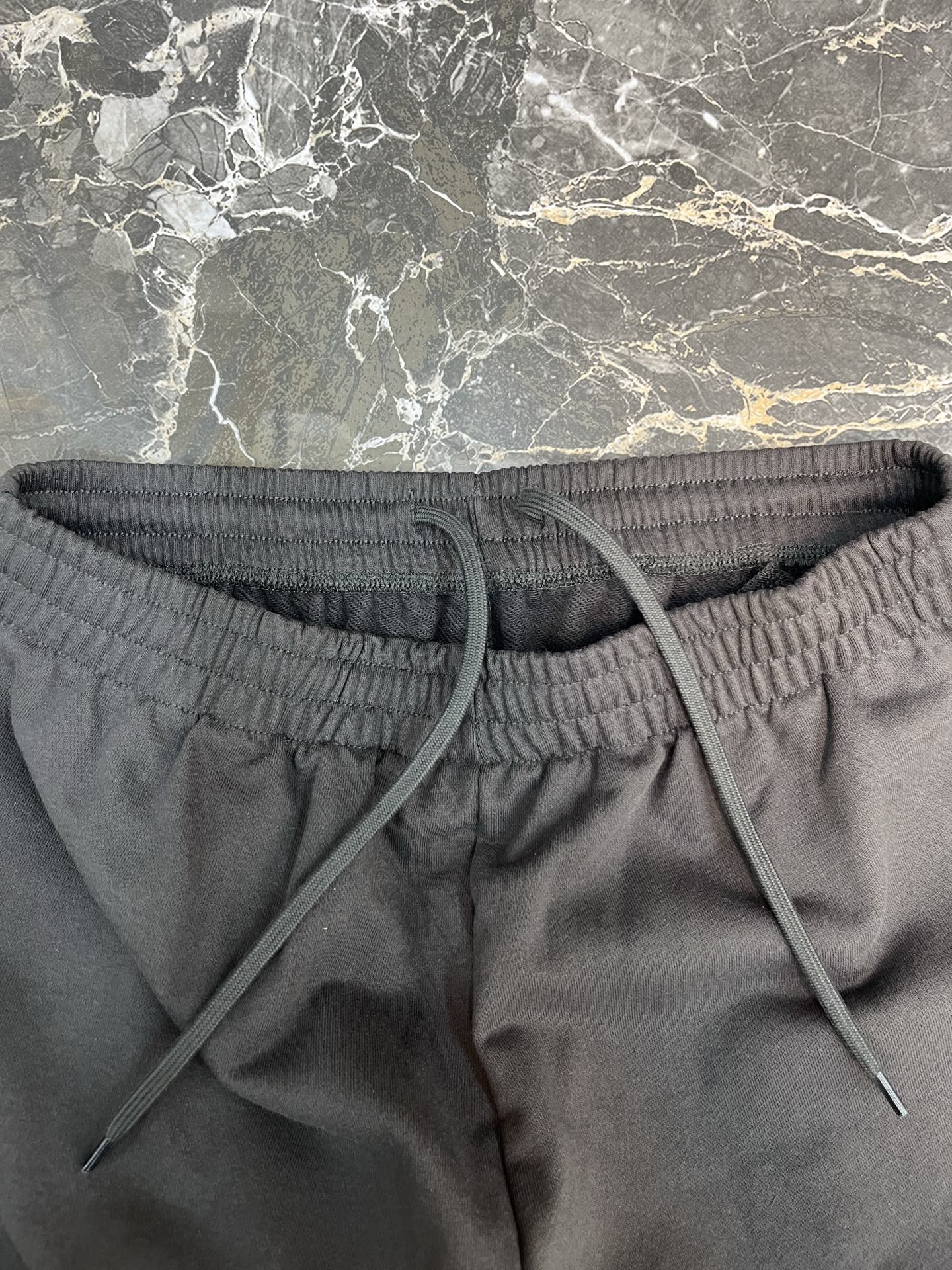 Balenciaga 巴黎 纯色斜口袋纯棉运动短裤