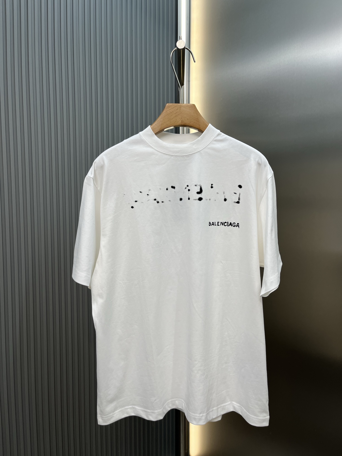 P115 Camiseta clásica de manga corta con hombros descubiertos y estampado de letras BALENCIAGA comprada y desarrollada …