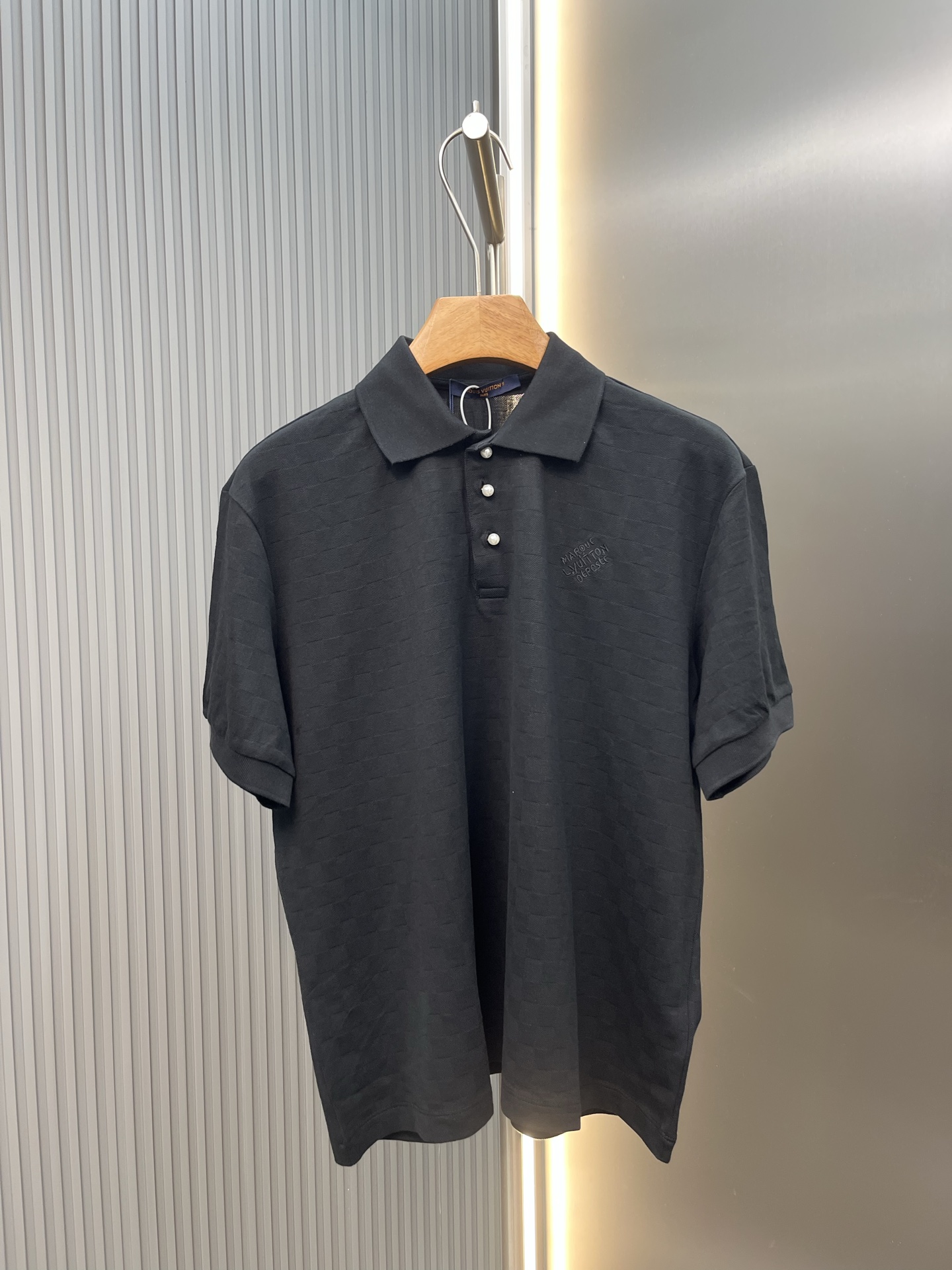 P130 LOUIS VUITTON polo de cuadros con bordado y jacquard de algodón ●Original: 6850 comprado para desarrollo ●N.º de a…
