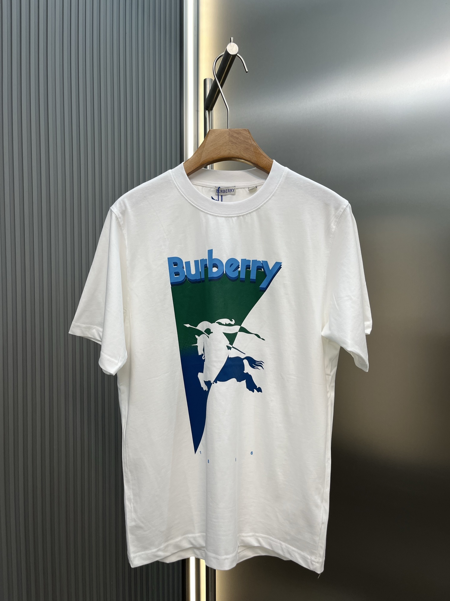 Burberry Burberry 渐变倒三角圆领短袖
