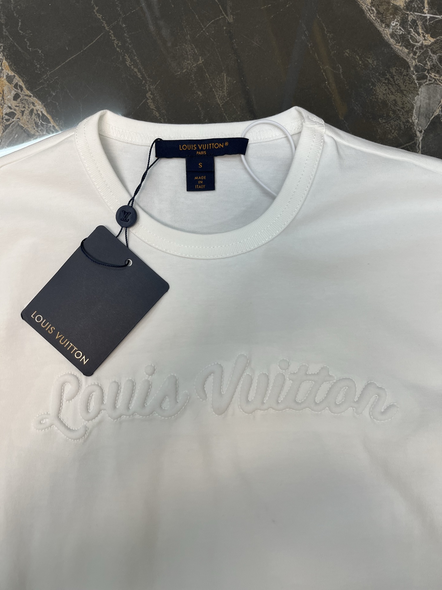 Louis Vuitton Louis vuitto* 2026春夏系列白色浮雕logo T恤 采用100%纯棉