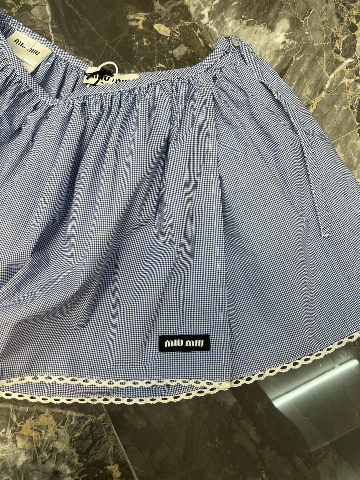 Miu Miu Miu Mi*26新款小格子清新少女风 以浅蓝细格纹棉质混纺面料搭配白色花边 吊带抹胸采用细肩带+侧部蝴蝶结系带设计