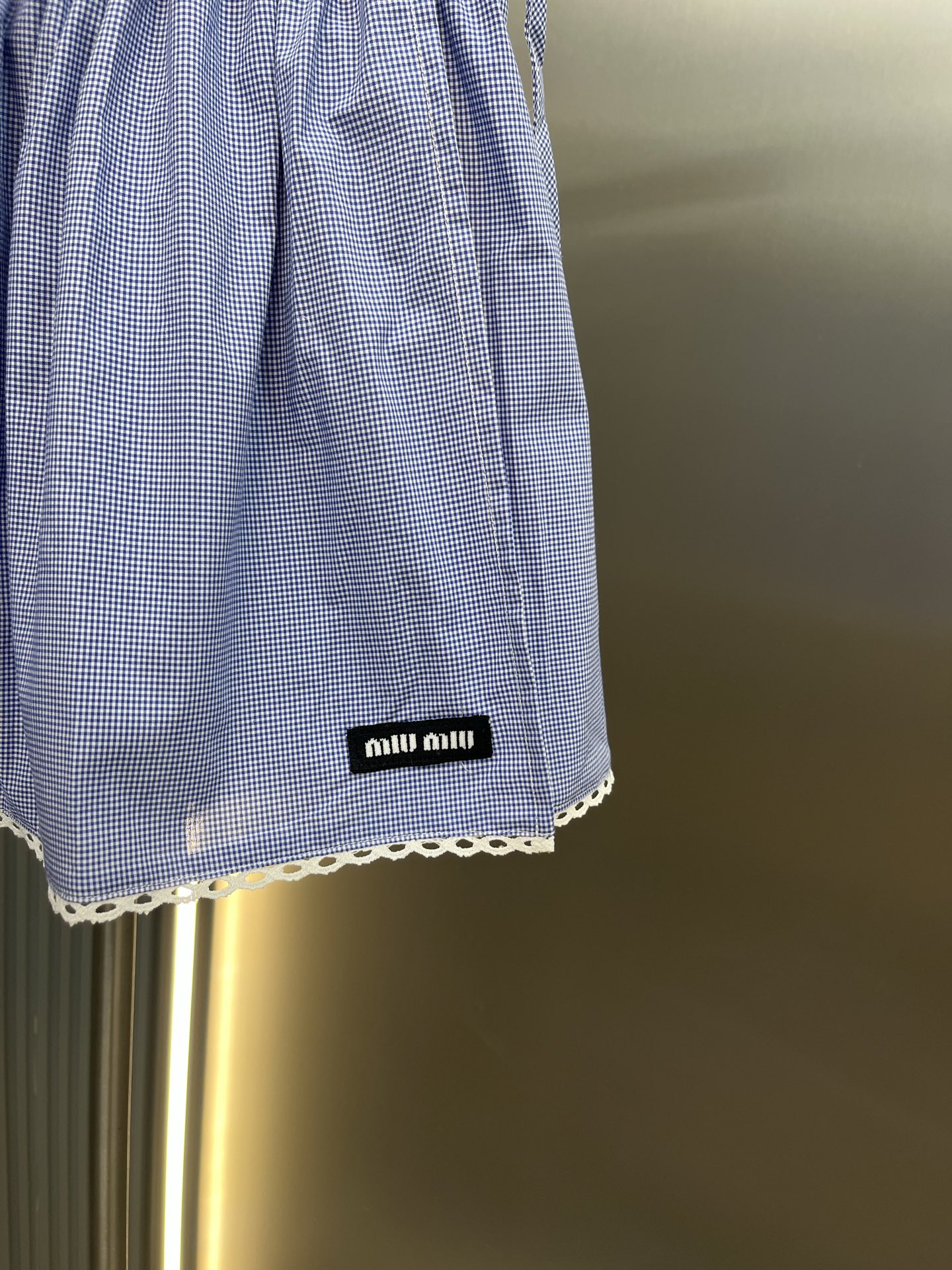 Miu Miu Miu Mi*26新款小格子清新少女风 以浅蓝细格纹棉质混纺面料搭配白色花边 吊带抹胸采用细肩带+侧部蝴蝶结系带设计