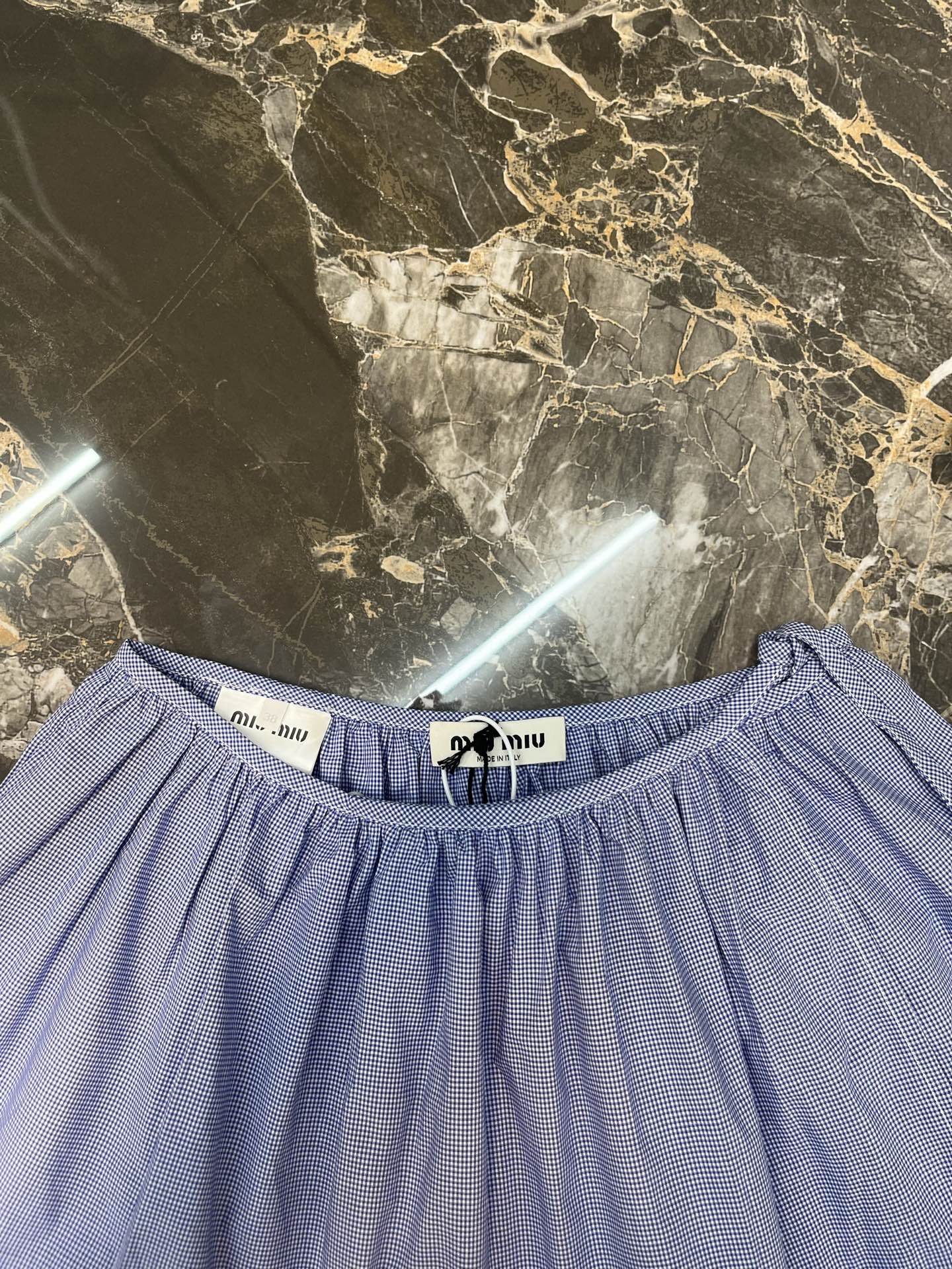 Miu Miu Miu Mi*26新款小格子清新少女风 以浅蓝细格纹棉质混纺面料搭配白色花边 吊带抹胸采用细肩带+侧部蝴蝶结系带设计