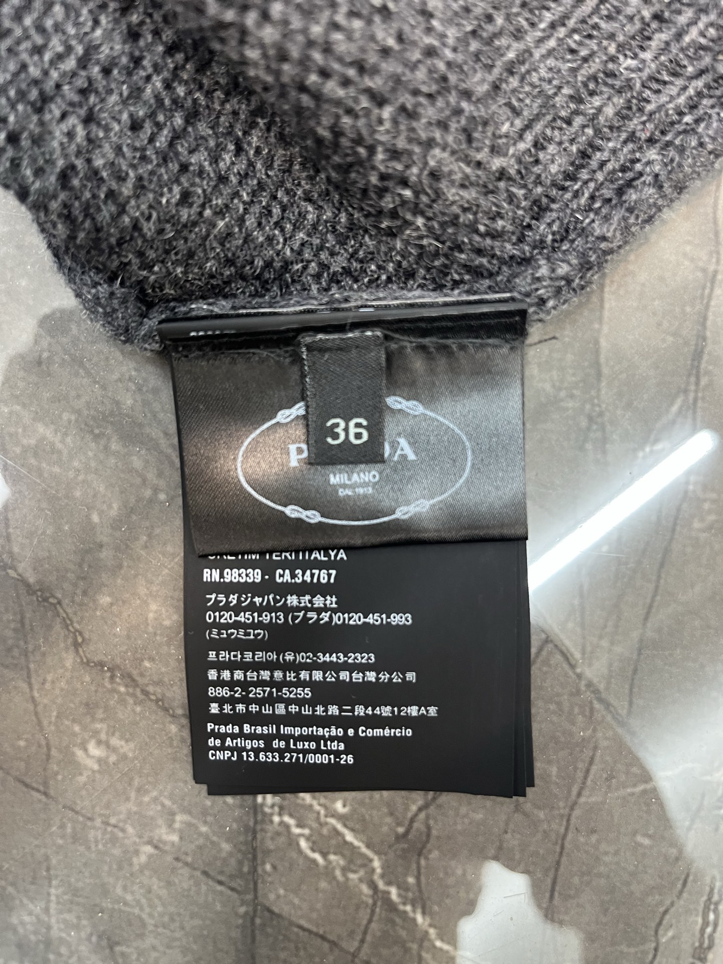 Prada 通过匠人手工操控定制化专用编织机 人机协同的编织逻辑 实时调整纱线张力 控制织针起落