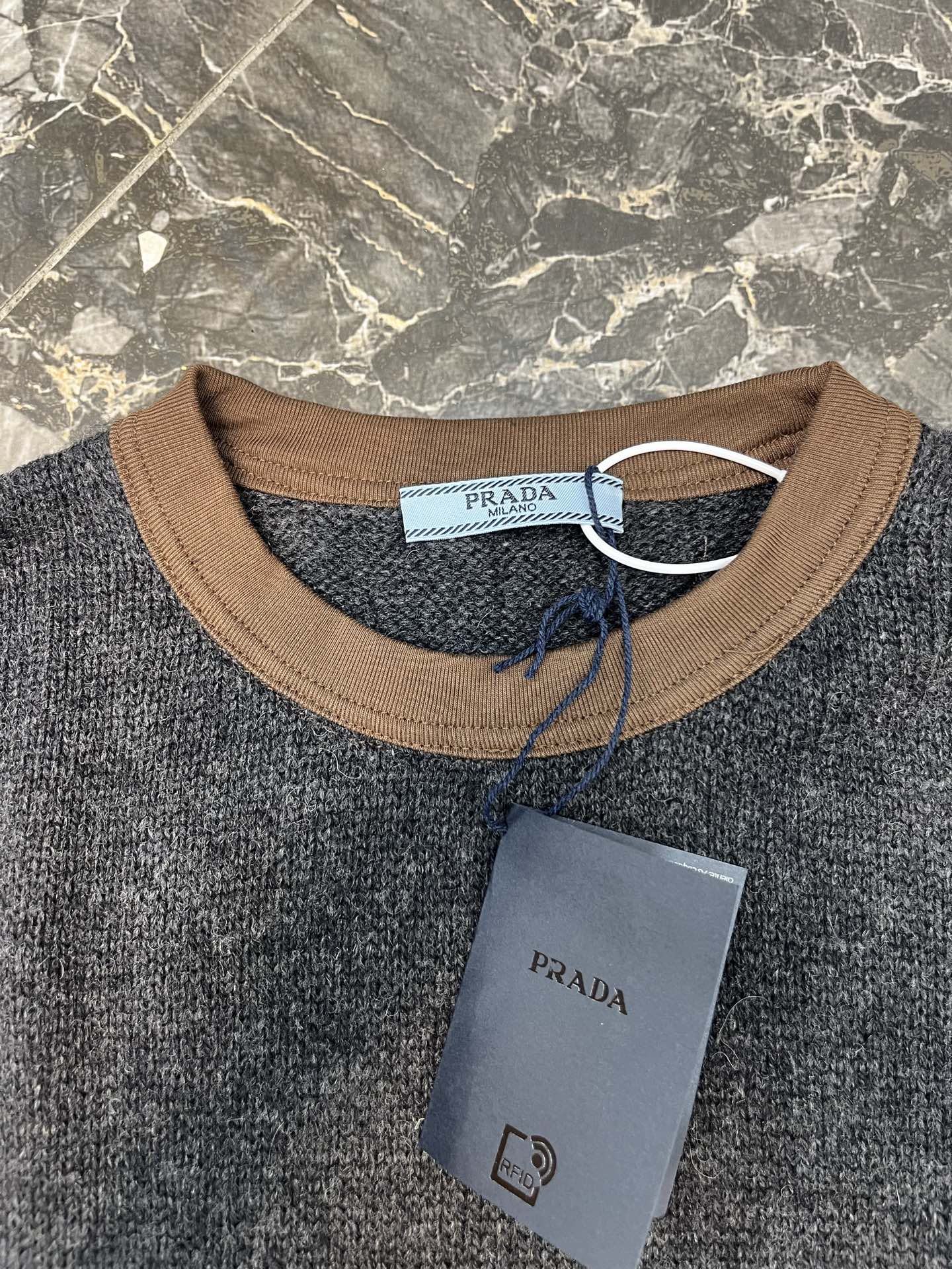 Prada 通过匠人手工操控定制化专用编织机 人机协同的编织逻辑 实时调整纱线张力 控制织针起落
