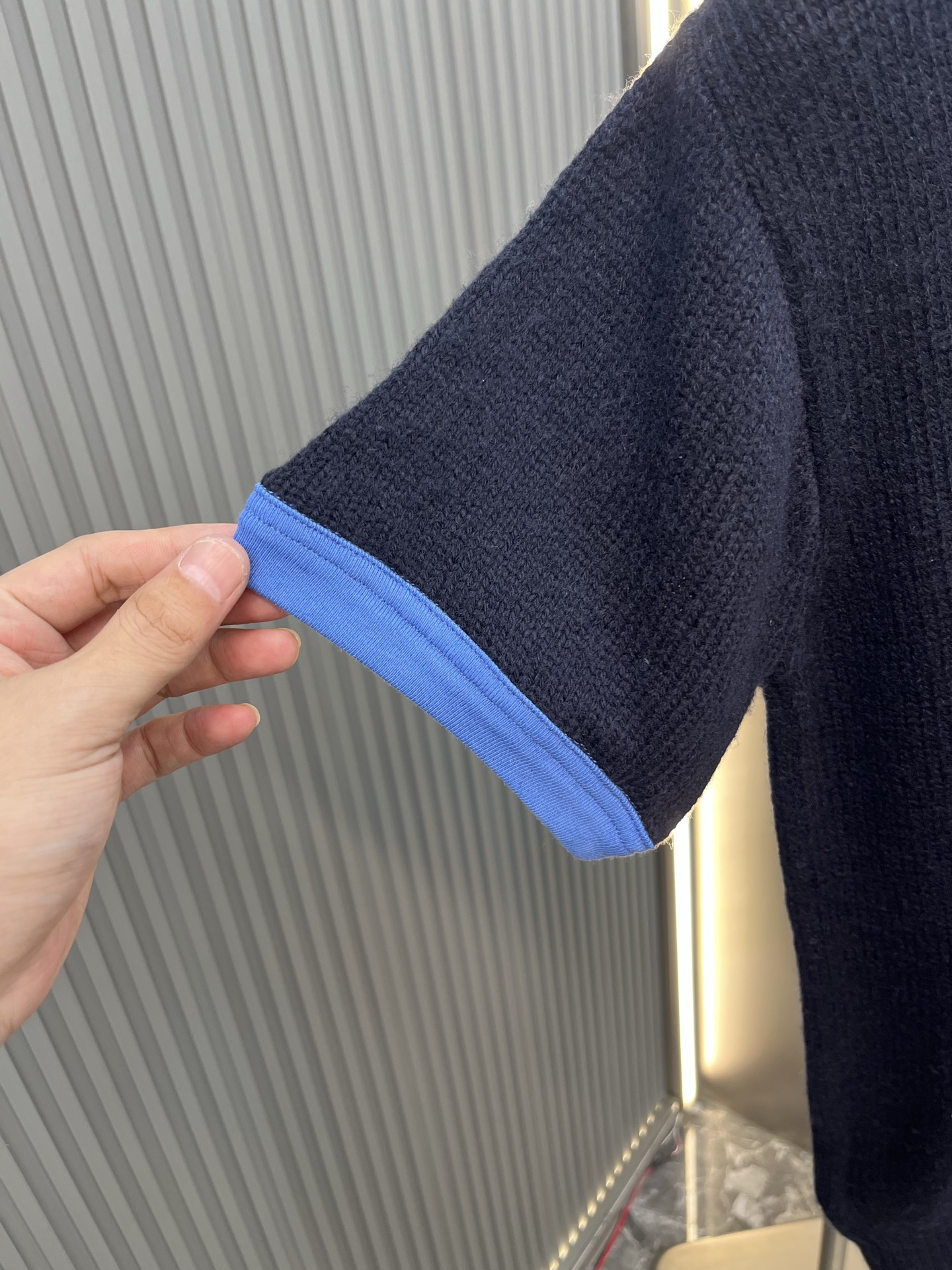 Prada 通过匠人手工操控定制化专用编织机 人机协同的编织逻辑 实时调整纱线张力 控制织针起落