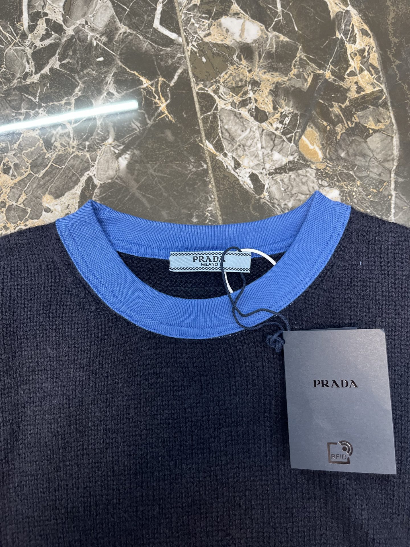 Prada 通过匠人手工操控定制化专用编织机 人机协同的编织逻辑 实时调整纱线张力 控制织针起落