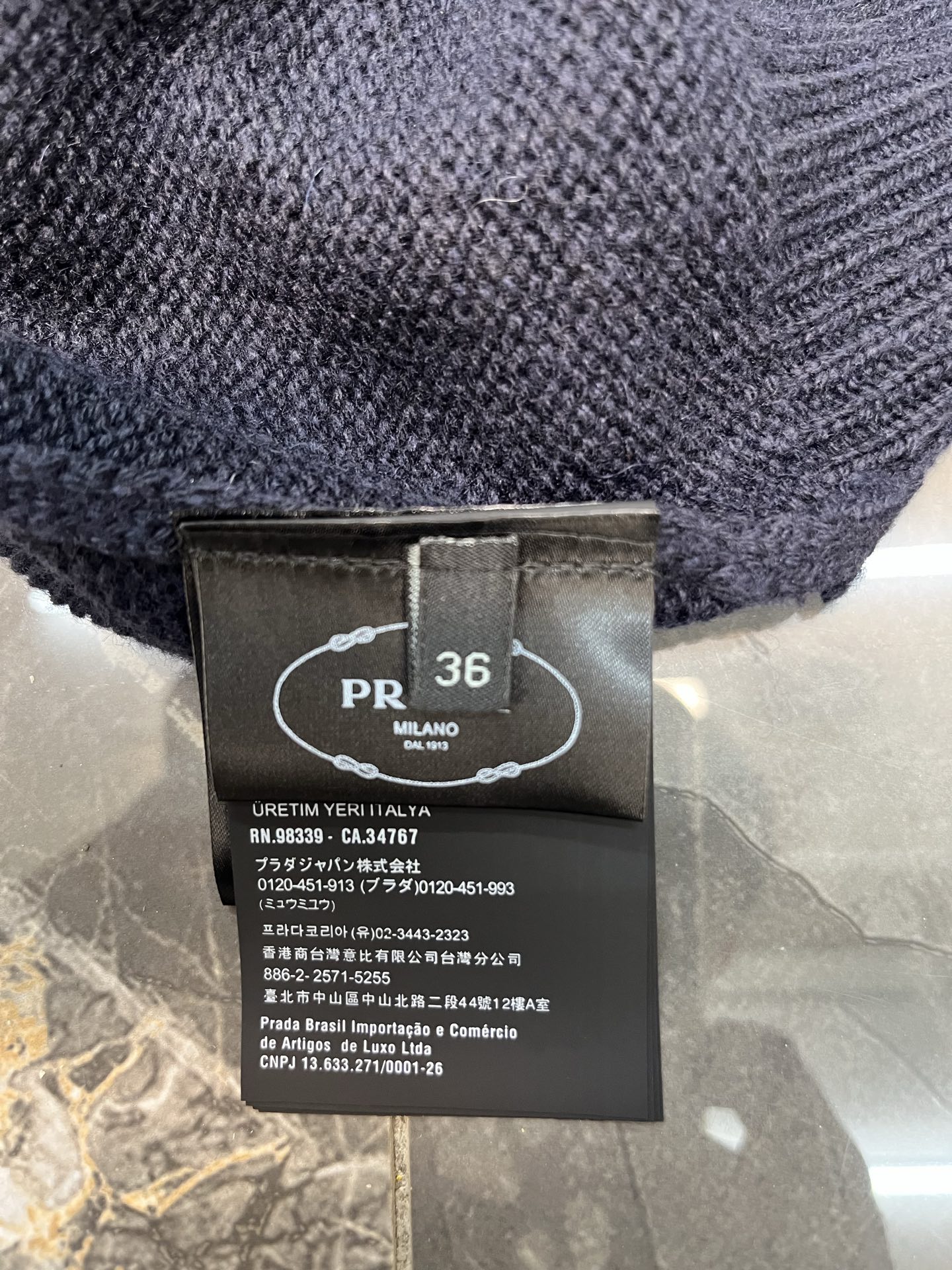 Prada 通过匠人手工操控定制化专用编织机 人机协同的编织逻辑 实时调整纱线张力 控制织针起落