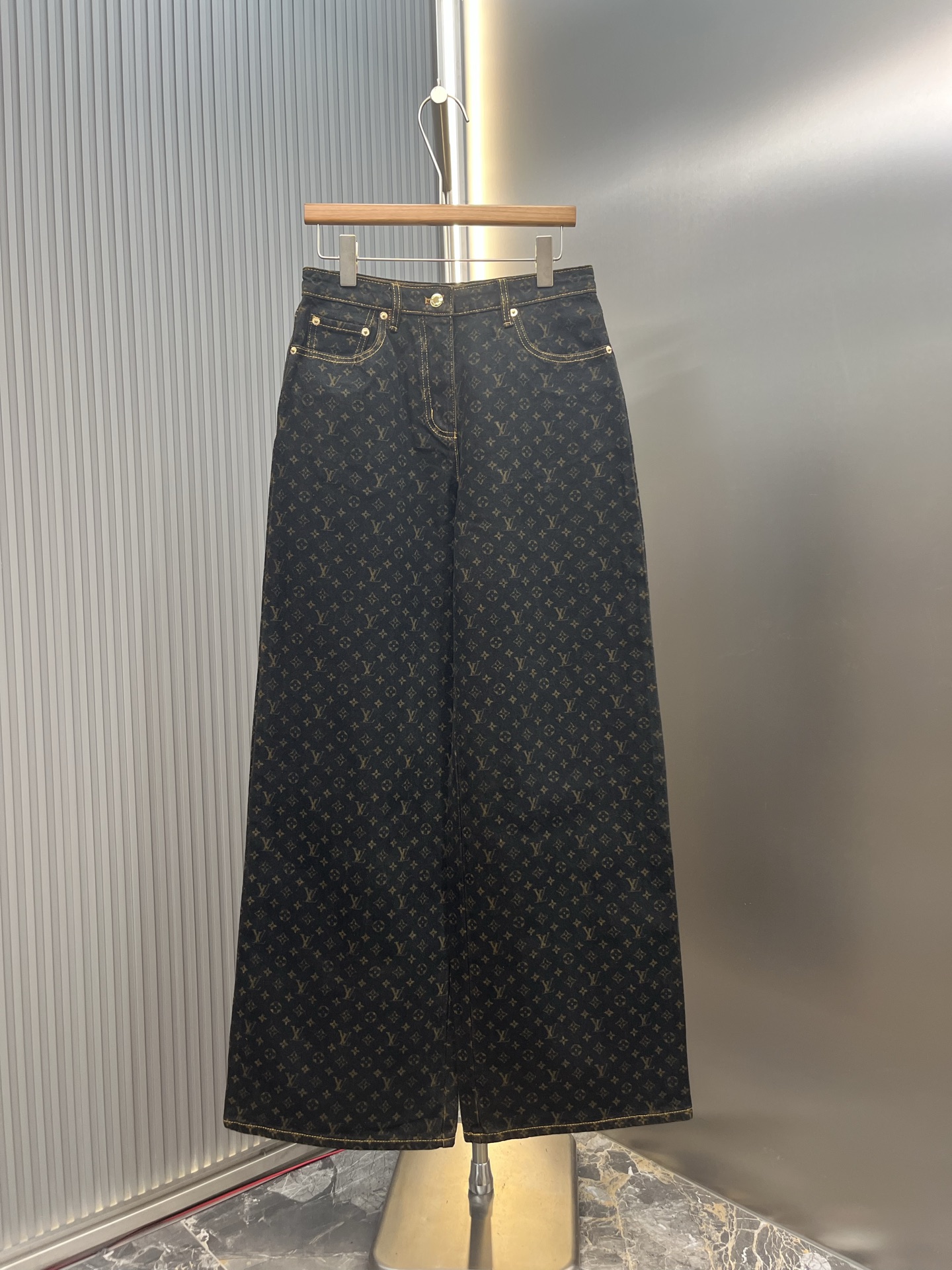 Louis Vuitton 女款 LOUIS VUITTON 标识满印牛仔裤