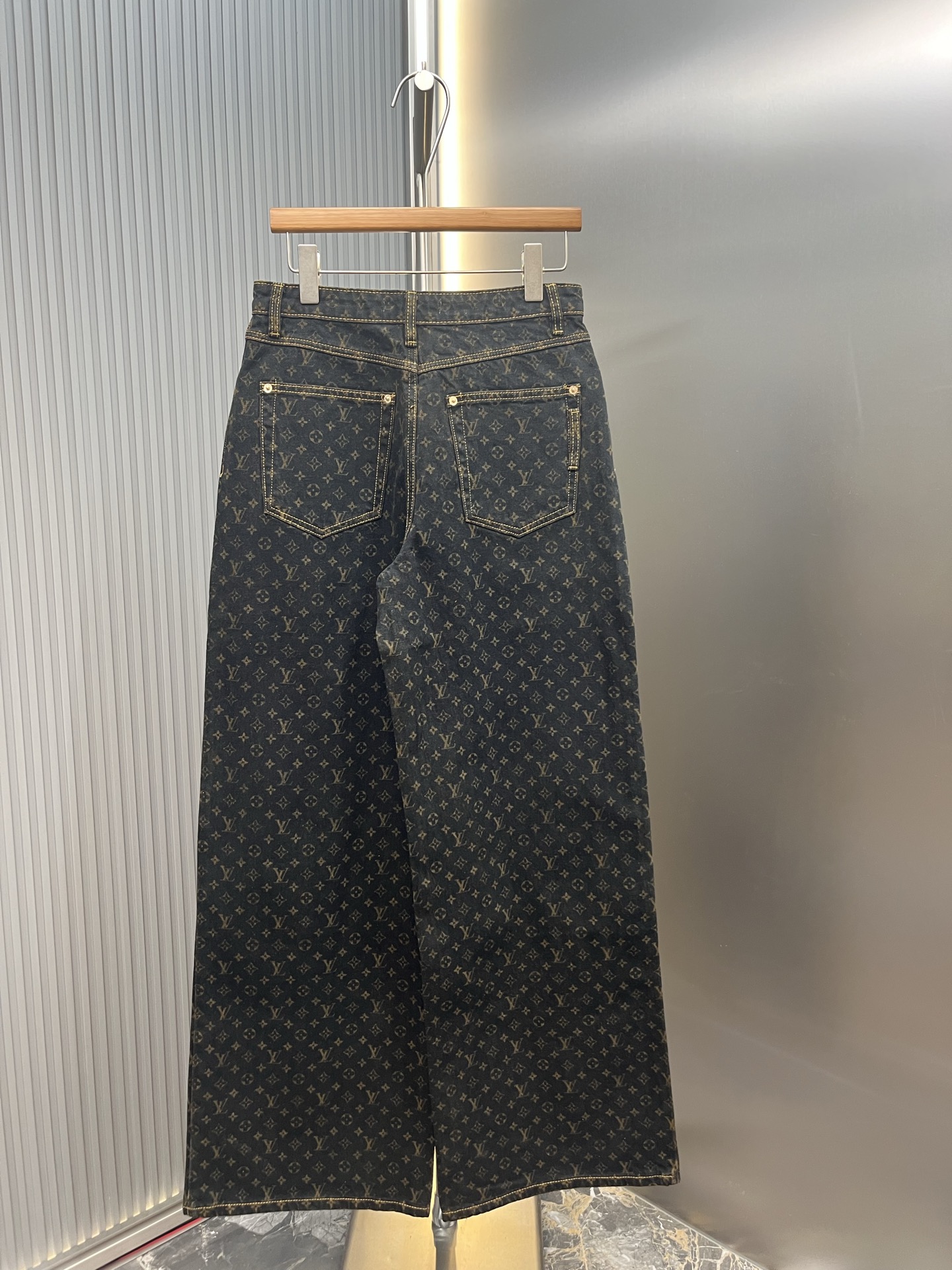 Louis Vuitton 女款 LOUIS VUITTON 标识满印牛仔裤