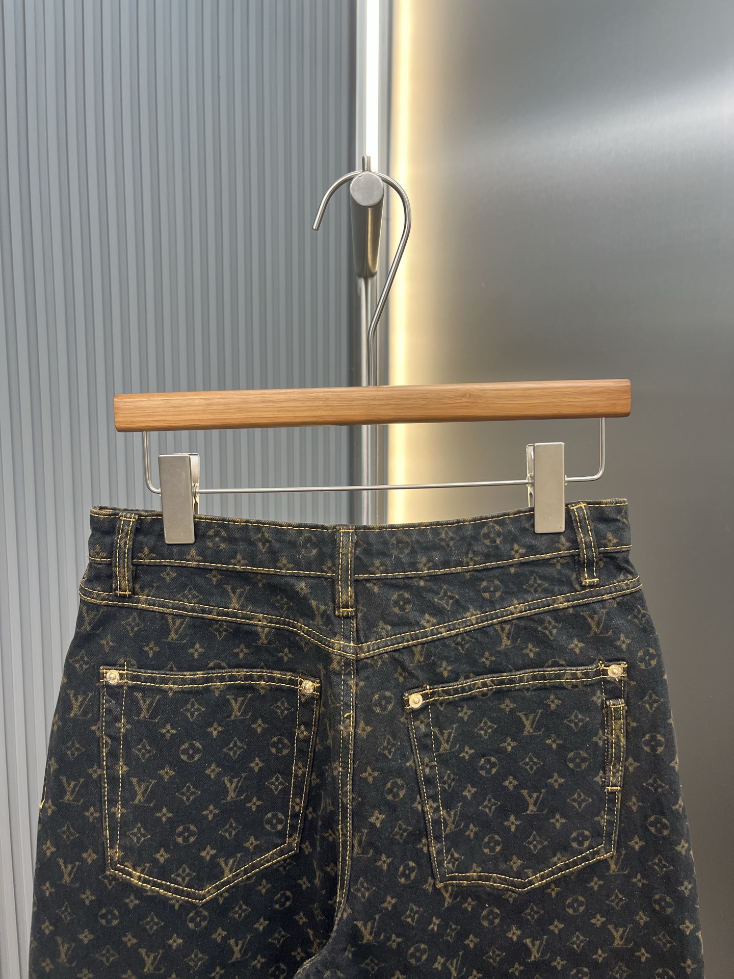 Louis Vuitton 女款 LOUIS VUITTON 标识满印牛仔裤