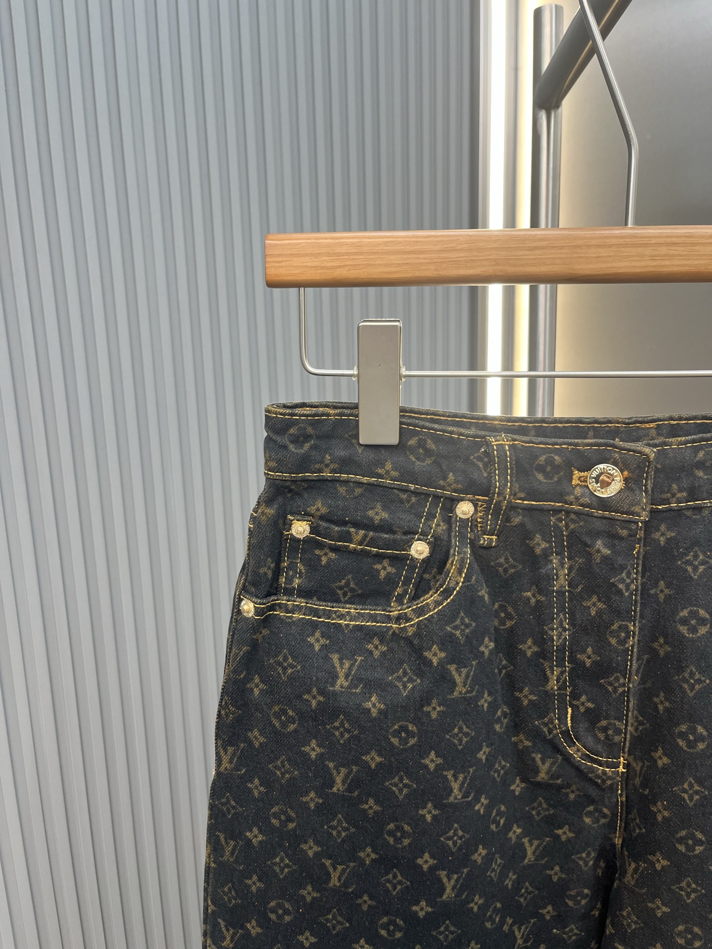 Louis Vuitton 女款 LOUIS VUITTON 标识满印牛仔裤