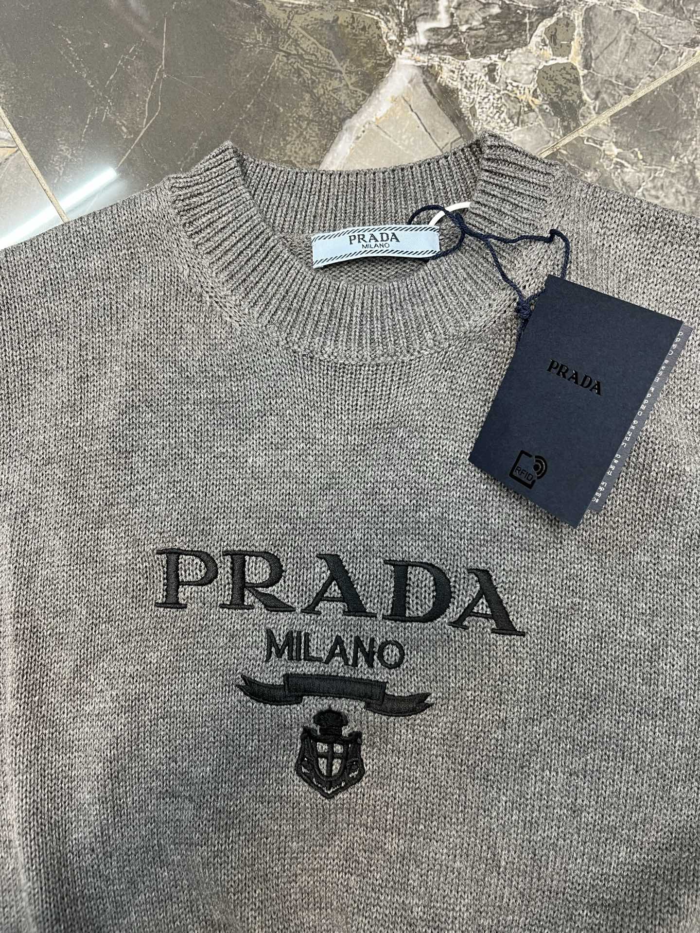 Vetements 简约即 轻松穿出 与优雅 利落剪裁结合流畅肩线 单穿显瘦 叠穿随性