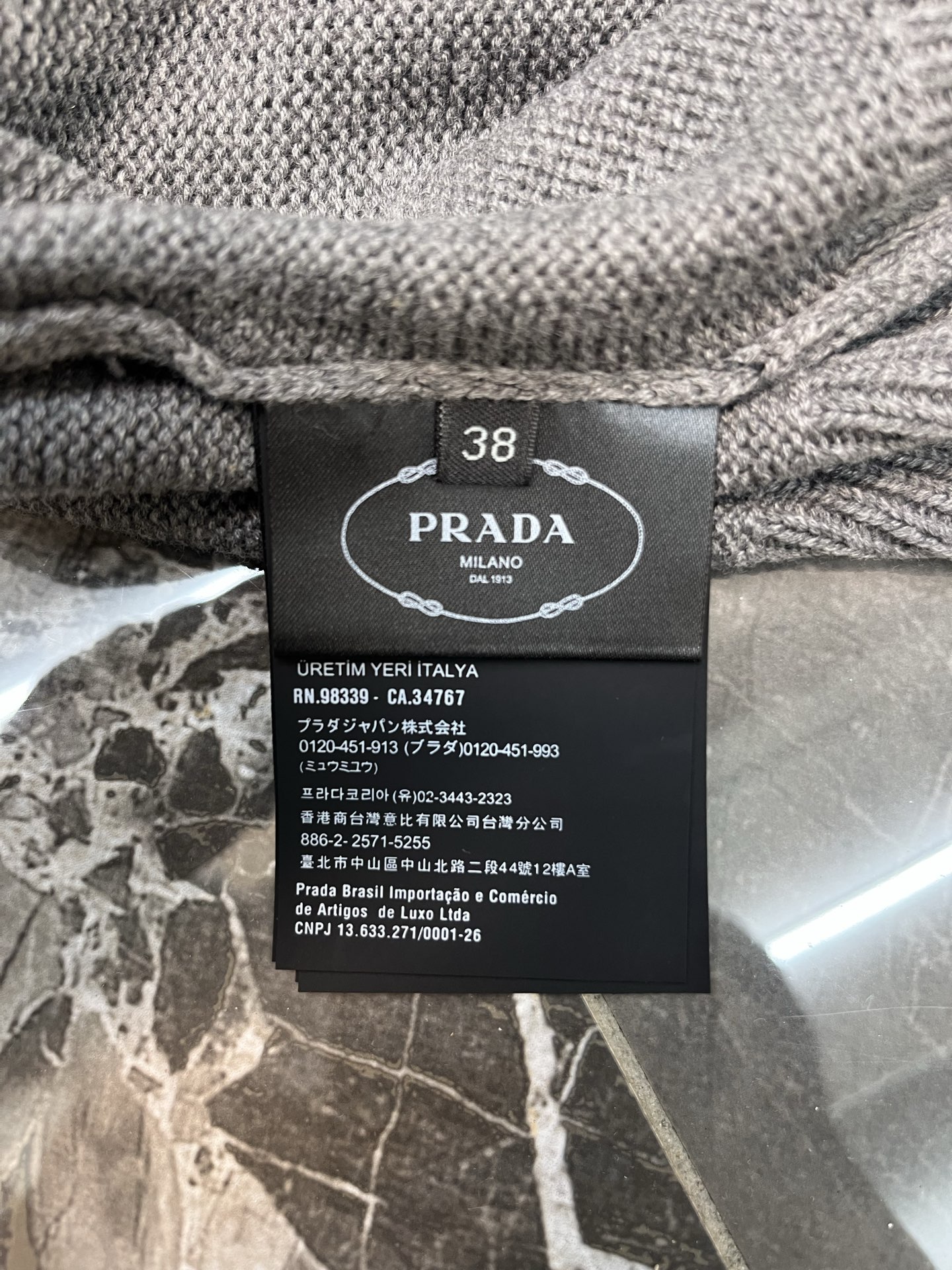 Vetements 简约即 轻松穿出 与优雅 利落剪裁结合流畅肩线 单穿显瘦 叠穿随性