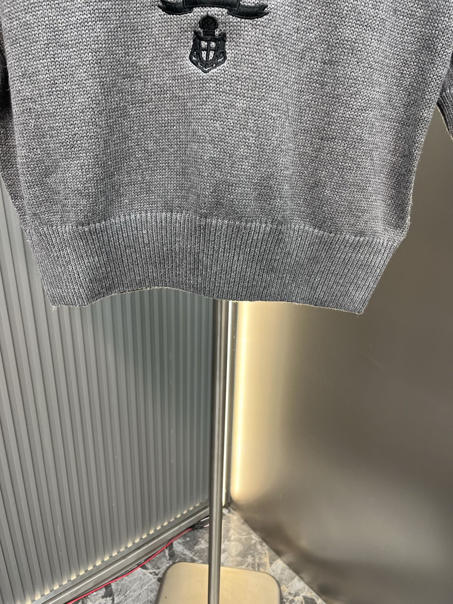Vetements 简约即 轻松穿出 与优雅 利落剪裁结合流畅肩线 单穿显瘦 叠穿随性