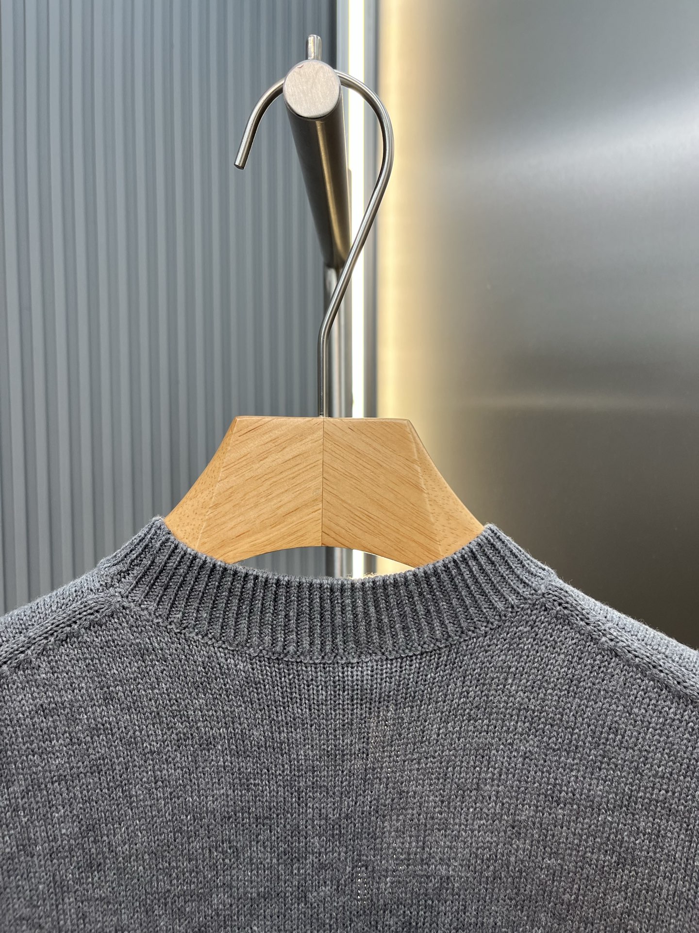 Vetements 简约即 轻松穿出 与优雅 利落剪裁结合流畅肩线 单穿显瘦 叠穿随性