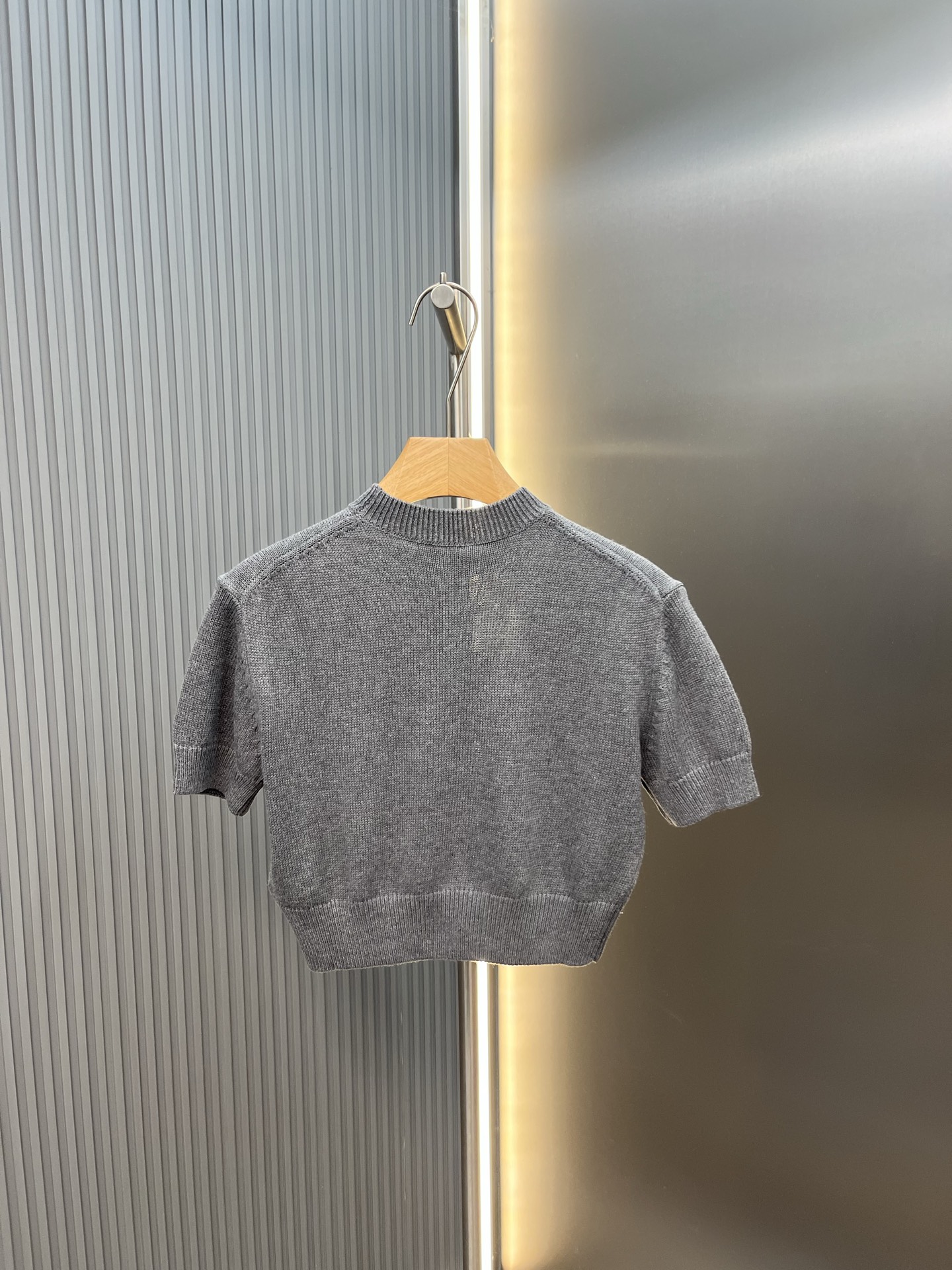 Vetements 简约即 轻松穿出 与优雅 利落剪裁结合流畅肩线 单穿显瘦 叠穿随性