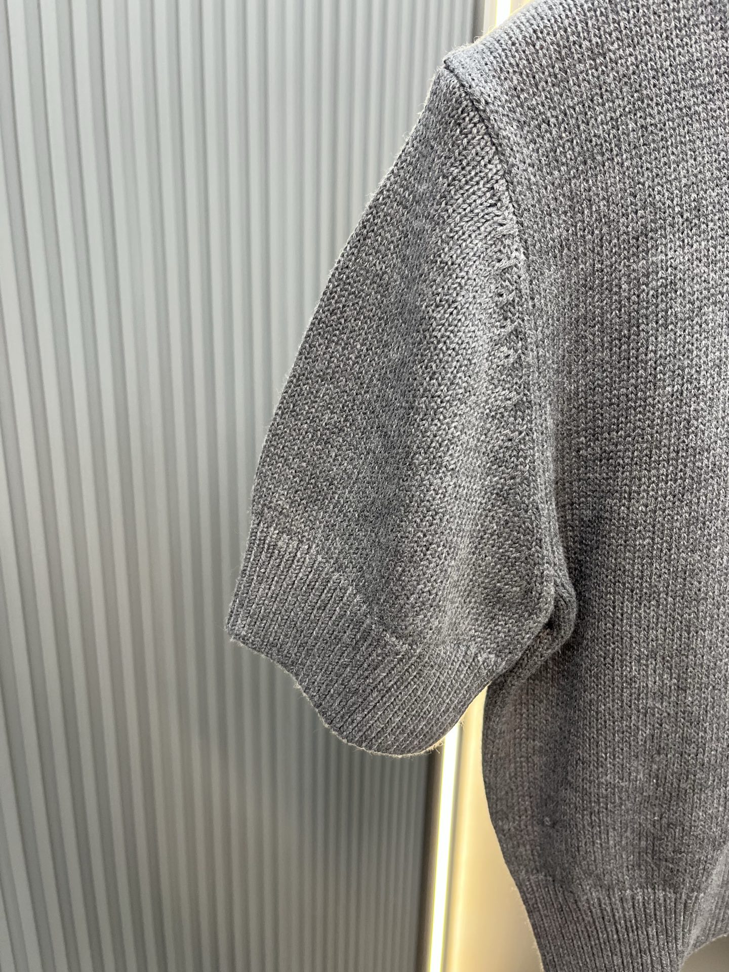Vetements 简约即 轻松穿出 与优雅 利落剪裁结合流畅肩线 单穿显瘦 叠穿随性