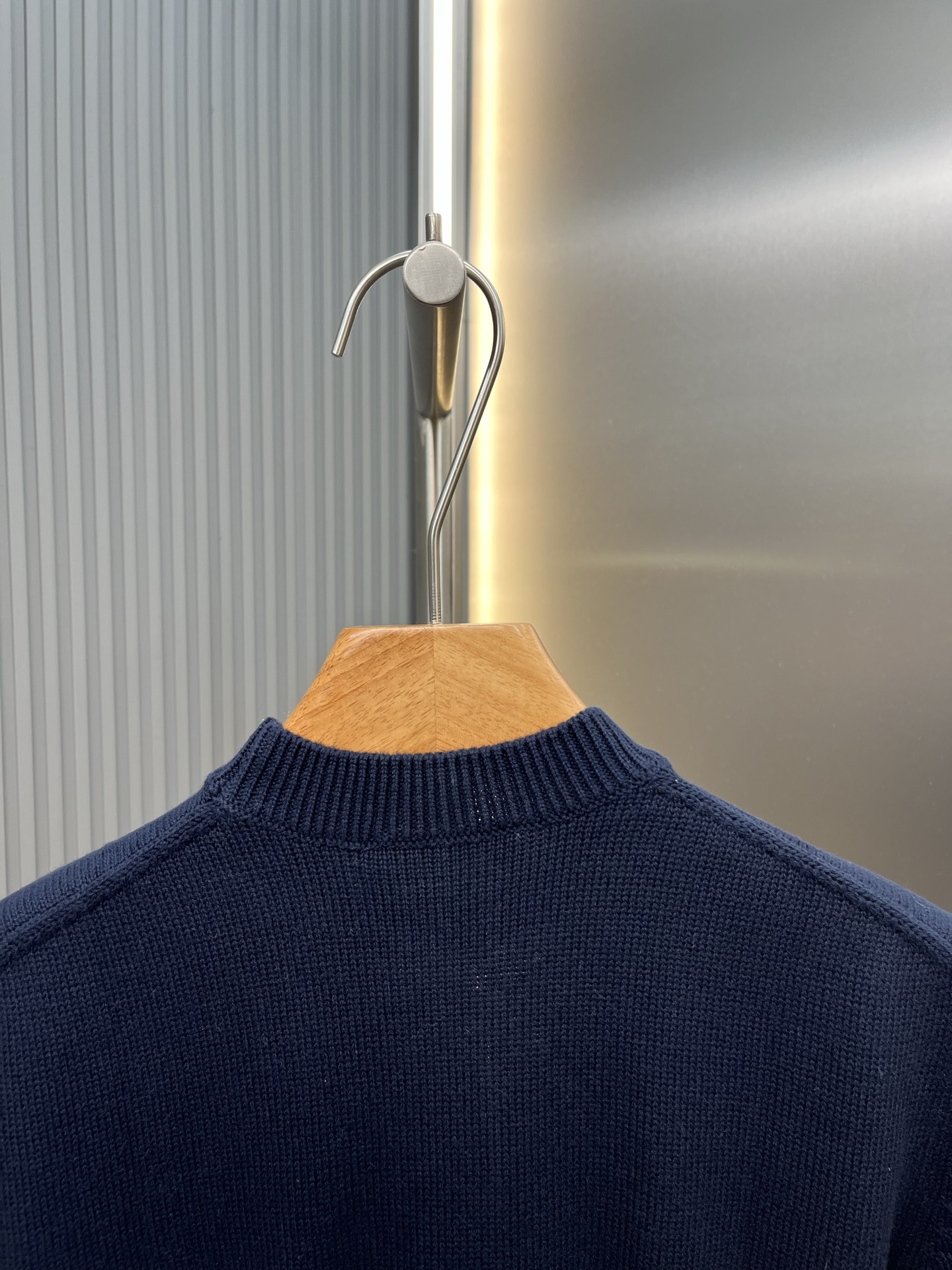 Vetements 简约即 轻松穿出 与优雅 利落剪裁结合流畅肩线 单穿显瘦 叠穿随性