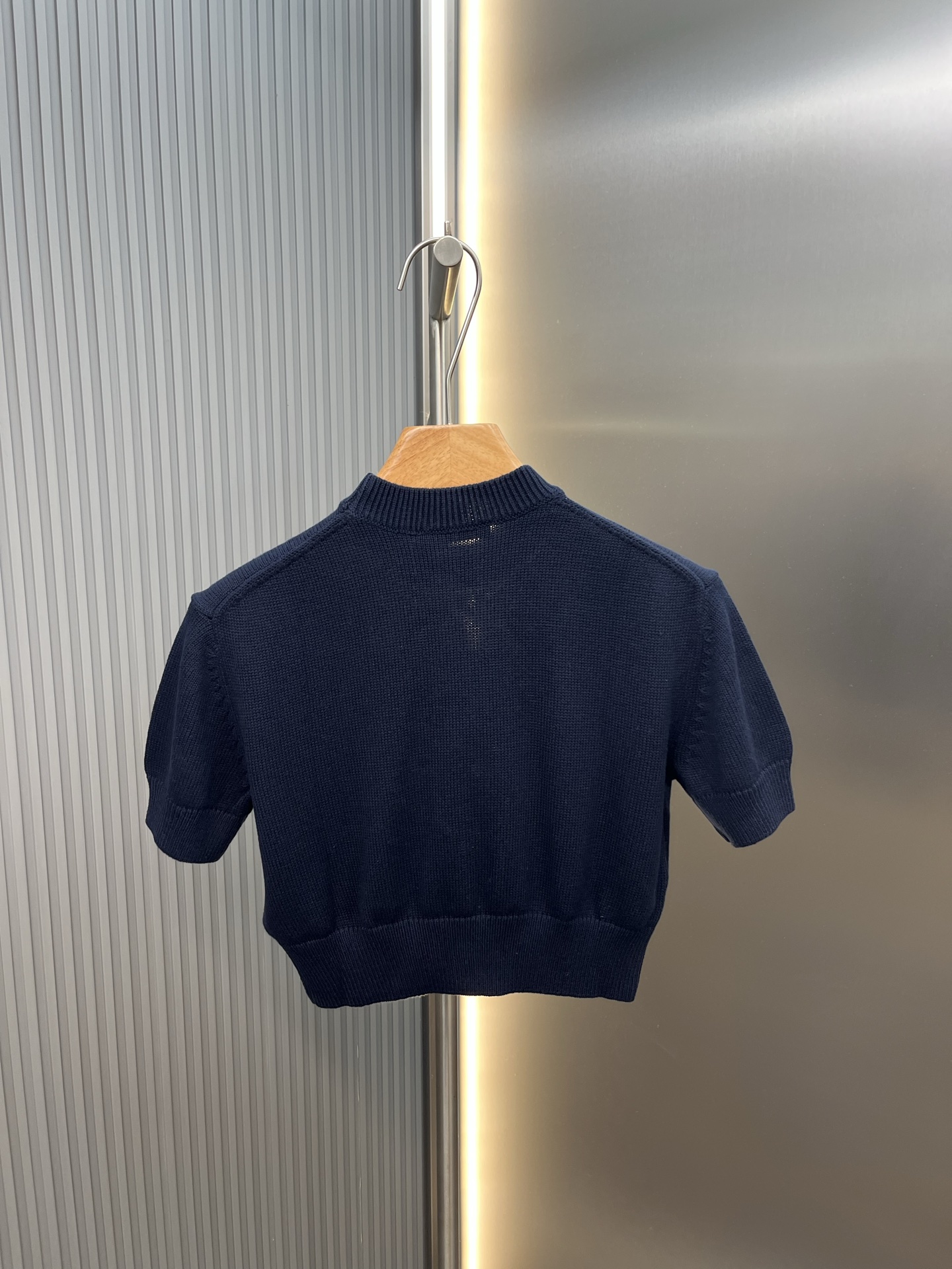 Vetements 简约即 轻松穿出 与优雅 利落剪裁结合流畅肩线 单穿显瘦 叠穿随性