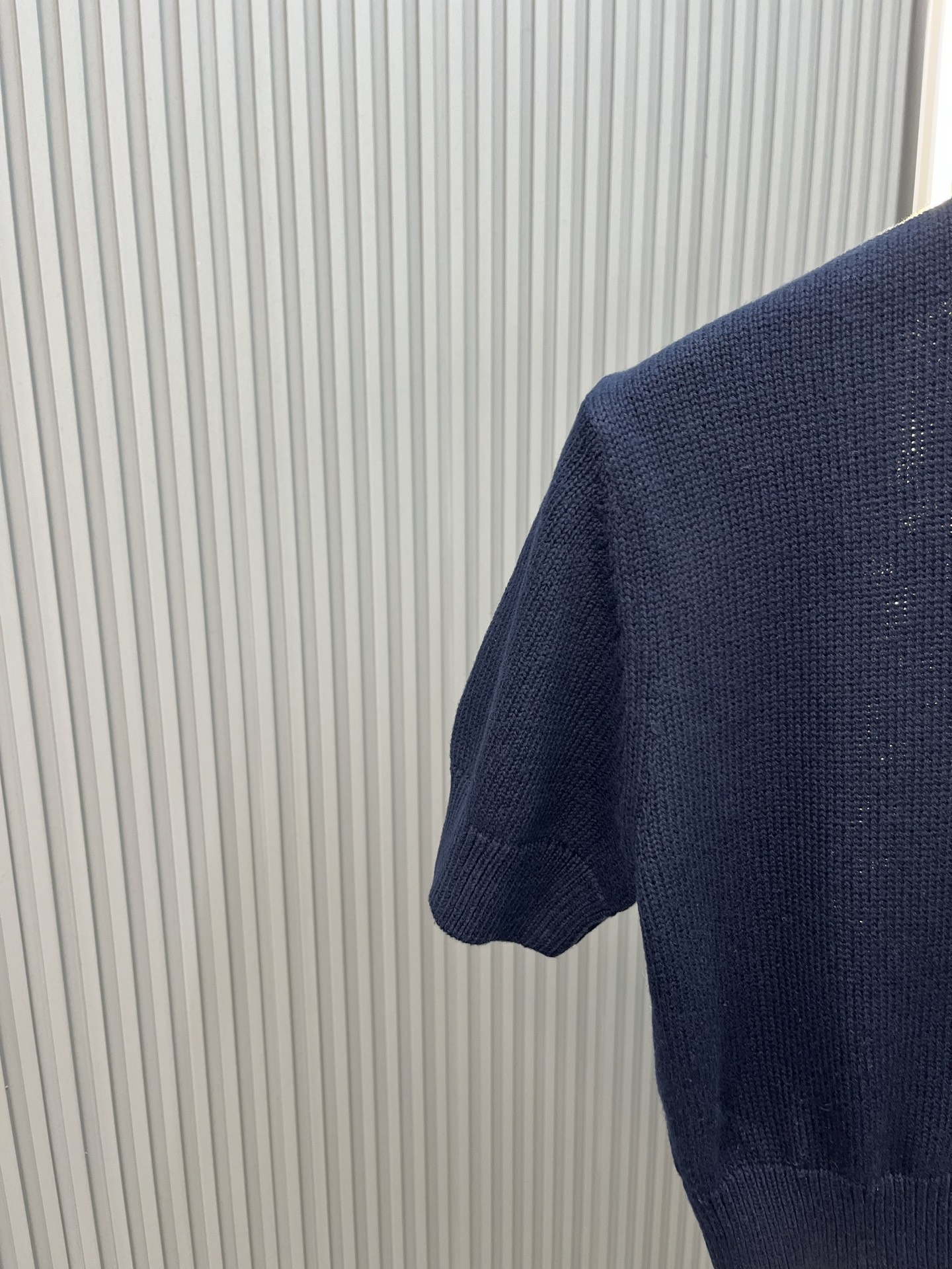 Vetements 简约即 轻松穿出 与优雅 利落剪裁结合流畅肩线 单穿显瘦 叠穿随性