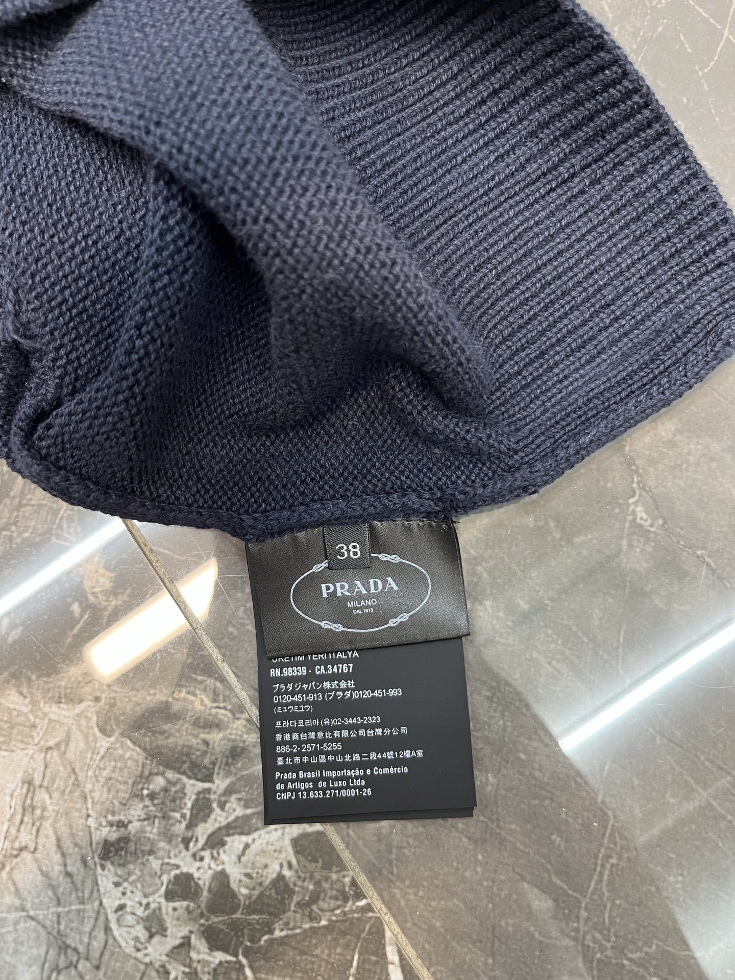 Vetements 简约即 轻松穿出 与优雅 利落剪裁结合流畅肩线 单穿显瘦 叠穿随性
