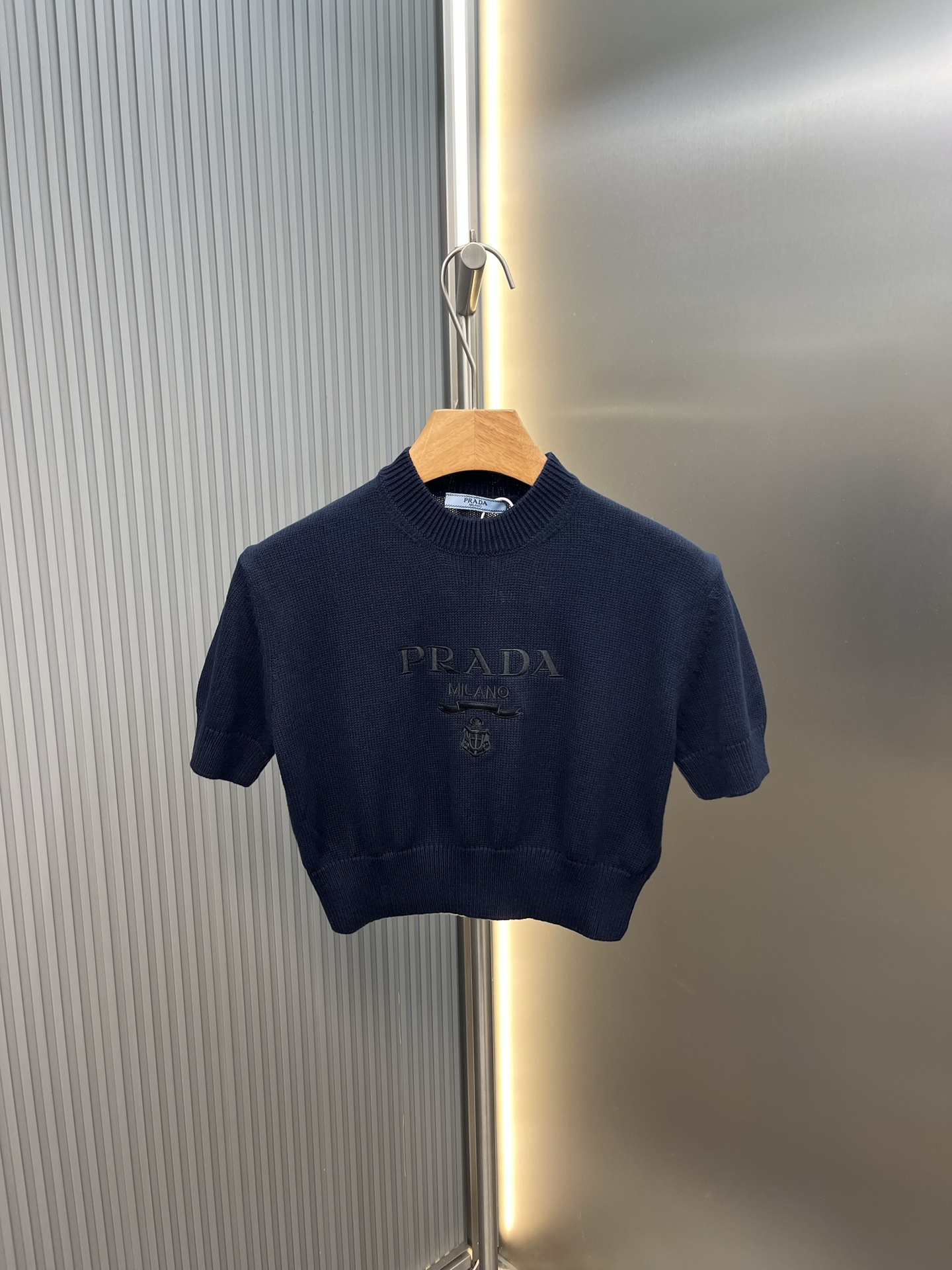 Vetements 简约即 轻松穿出 与优雅 利落剪裁结合流畅肩线 单穿显瘦 叠穿随性
