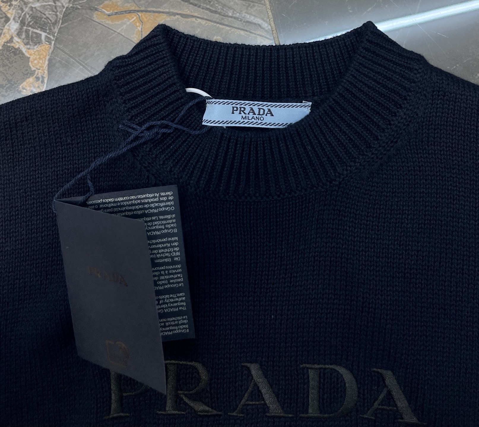 Vetements 简约即 轻松穿出 与优雅 利落剪裁结合流畅肩线 单穿显瘦 叠穿随性