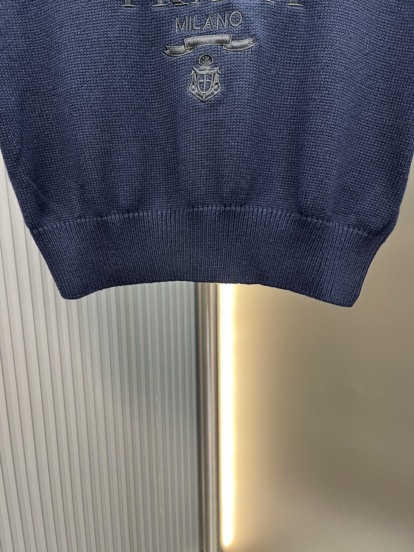 Vetements 简约即 轻松穿出 与优雅 利落剪裁结合流畅肩线 单穿显瘦 叠穿随性