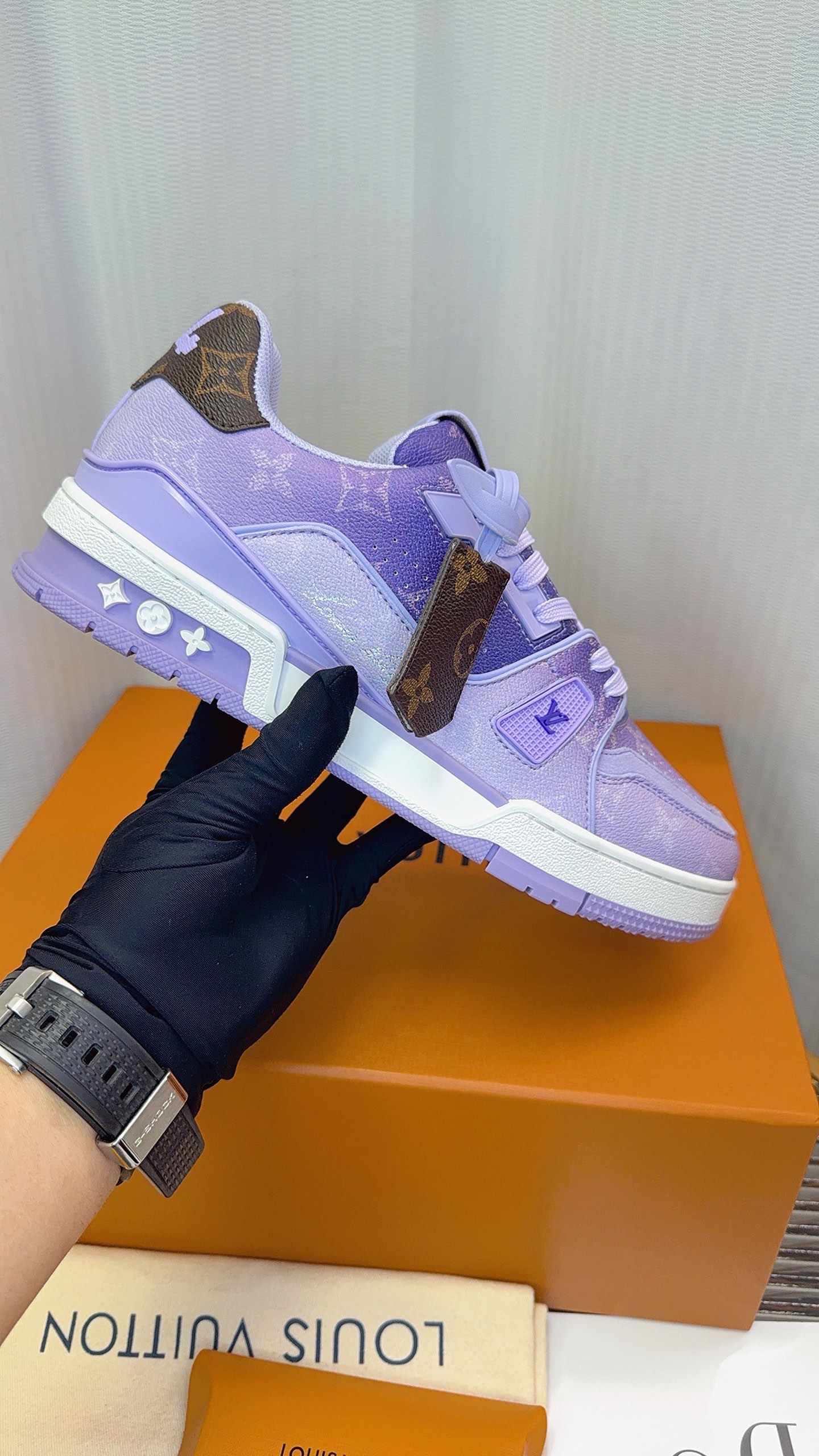 NO:778648,2026360 spot.  Couple size 35-46. High-end top version. Counter synchronization. Material synchronization. Workmanship synchronization. Details synchronization. Comparison supported. Shoe tongue coded. All series oiled edges. Standard complete set of packaging yellow drawer box spare shoelaces, manual, invoice, membership card, high-end dust bag. Anti-slip TU fragrance outsole deodorant. No smell. 11 original mold re-engraved. It does not affect secondary sales and can be returned and exchanged. Long-term recruitment of agents. Welcome to repost the picture above, it will definitely sell.198609092026360现货. 情侣款35-46码.高端顶级版本.专柜同步.材料同步.做工同步.细节同步.支持对比.鞋舌打码.全系油边.标配全套包装黄色抽屉盒备用鞋带、说明书、发票、会员卡、高档防尘袋.防滑TU香精大底防臭.无气味.11原版开模复刻.不影响二次销售可退可换.长期招代理.欢迎转图上图绝对大卖.,,Men's shoes