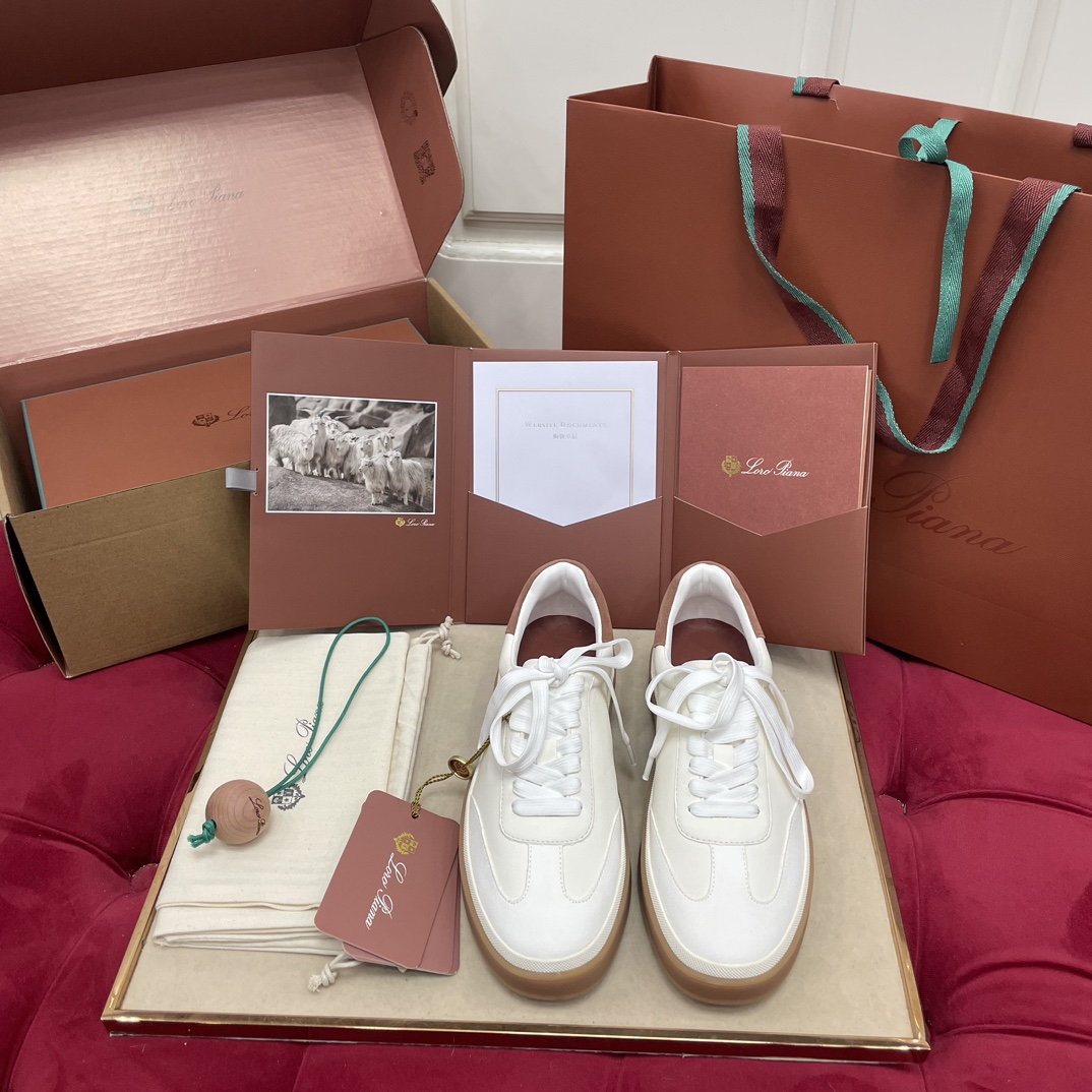 NO:237594,Men's Loro Piana is a popular Italian top cashmere brand with low-key luxury and softness. The design style is always pure color and simple. The more unintentional it is, the more you want to think about it. Fashion, simple and versatile. The shoe shape is super charm, the soft and comfortable leather is extremely high. Upper: It uses imported texture very soft and environmentally friendly leather and deer leather footbed. Sole material: ZP open-grinding light-color rubber non-slip sole. Size35-39 (40 custom made for 4.5 days without return or exchange), casual shoes/sports shoes, loro piga, sneakers, cowhide19860909男款Loro Piana爆款意大利顶级羊绒品牌低调奢华柔软一贯纯色简约的设计风格,越不经意才越有令人想要琢磨的味道~时尚简约百搭 鞋型韵味超赞,皮质柔软舒适度极高 鞋面:采用进口质感非常柔软环保皮拼鹿皮,牛皮垫脚 底材:ZP开磨浅色橡胶防滑大底 Size35-39（40 定做4.5天定制不退换）,休闲鞋/运动鞋,loro piana,sneakers,cowhide,Women's Shoes