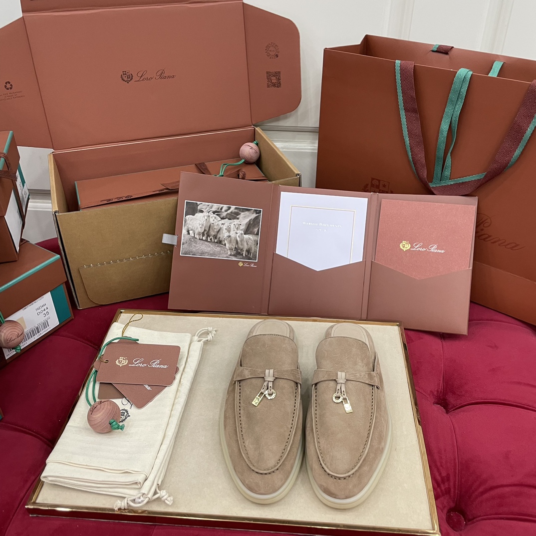 NO:237610,The popular Italian cashmere brand produced by Dongguan Loro Piana, low-key, luxurious, soft, consistently pure color and simple design style. The more unintentional it, the more you want to think about it, the more fashionable, simple and versatile the shoe shape is super charm, the soft and comfortable leather is extremely high. Upper: Upgraded Italian original leather Full color international color card Substrate: Z1 light-color rubber non-slip sole Size35-36-37-38-39 (40 41 42 43 Custom made 4.5 days without return or exchange), semi-torque, loro piga19860909莞产 Loro Piana爆款意大利顶级羊绒品牌,低调奢华柔软一贯纯色简约的设计风格,越不经意才越有令人想要琢磨的味道,时尚简约百搭 鞋型韵味超赞,皮质柔软舒适度极高 鞋面:升级意大利原厂皮 全色国际色卡 底材:Z1开磨浅色橡胶防滑大底 Size35-36-37-38-39（40 41 42 43定做4.5天定制不退换）,半拖,loro piana,Women's Shoes