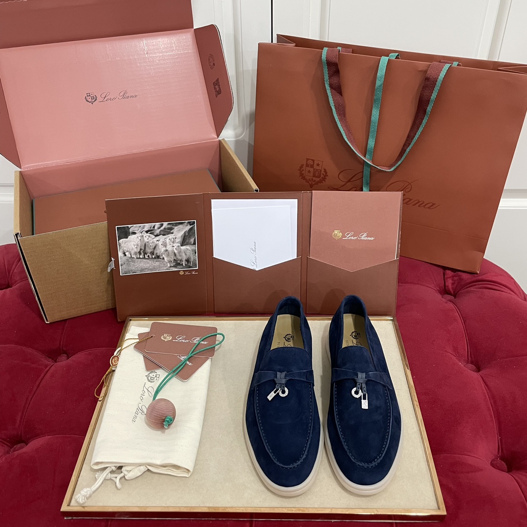 NO:264883,The popular Italian top cashmere brand in Dongguan is low-key, luxurious, soft, and solid color and simple design style. The more unintentional it is, the more you want to think about it. Fashion, simple and versatile. The shoe shape is super charm, the soft and comfortable leather is extremely high. Upper: very soft deer leather, cowhide footbed. Sole material: ZP open-grinding light-colored rubber non-slip sole. Size35-36-37-38-39 (40 41 42 43 customized 4.5 days custom-made, no return or exchange), loro piano, loafers, cowhide19860909莞产Loro Piana爆款意大利顶级羊绒品牌低调奢华柔软一贯纯色简约的设计风格,越不经意才越有令人想要琢磨的味道~时尚简约百搭 鞋型韵味超赞,皮质柔软舒适度极高 鞋面:采用进口质感非常柔软鹿皮,牛皮垫脚 底材:ZP开磨浅色橡胶防滑大底 Size35-36-37-38-39（40 41 42 43定做4.5天定制不退换）,乐福鞋,loro piana,loafers,cowhide,Women's Shoes