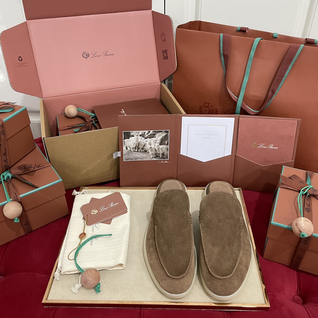 NO:237607,The popular Italian top cashmere brand is low-key, luxurious, soft, and solid color and simple design style. The more unintentional it is, the more you want to think about it, the more relaxed you are, the more simple and versatile the main feature is, the more stylish the more simple and versatile the shoe shape is super charm, the soft and comfortable the leather is extremely comfortable. Upper: loropiana imported leather from Italy. The texture is very soft and cow velvet, cowhide. Soil material: transparent two-color rubber non-slip sole. Size 39-40-41-42-43-44-45 46 47 Customized codes are not returned or replaced, semi-torque, loro pigana, cowhide19860909莞产 Loroana爆款意大利顶级羊绒品牌低调奢华柔软一贯纯色简约的设计风格,越不经意才越有令人想要琢磨的味道,主打松弛感,越时尚越简约百搭 鞋型韵味超赞,皮质柔软舒适度极高 鞋面:loropiana意大利进口皮 质感非常柔软胎牛绒,牛皮垫脚 底材:透明双色橡胶防滑大底 Size 39-40-41-42-43-44-45 46 47定制码数不退不换,半拖,loro piana,cowhide,Women's Shoes