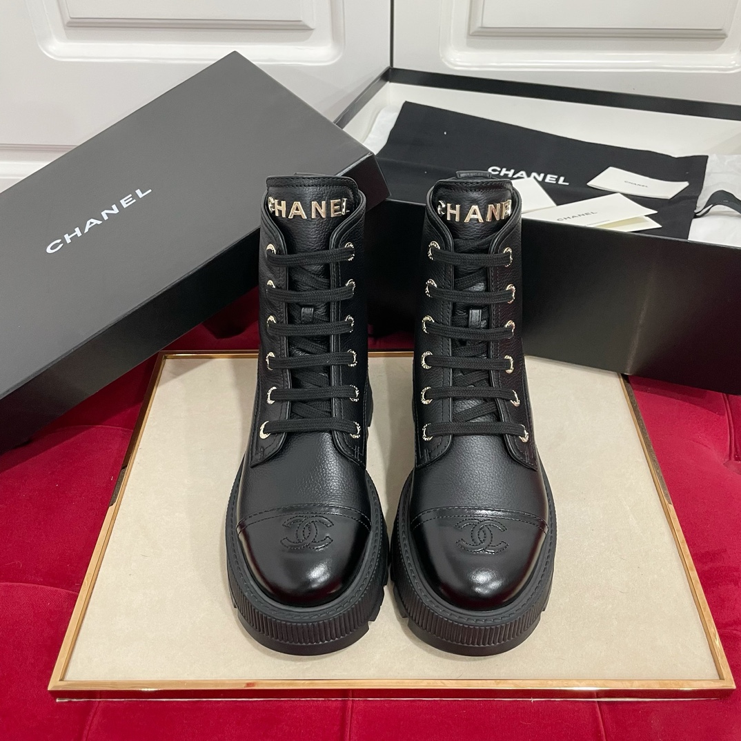 NO:616421,Made in Dongguan  Outsole Genuine molded TPU outsole Heel height 5CM size35-36-37-38-39-40, boots, boots, cowhide, sheepskin19860909莞产 *厚底机车马丁靴,小香史上最好穿单品,增高5CM贼显得脚长, 这款马丁靴是你时尚造型的必备单品, 小牛皮材质让它的质感无可挑剔,既耐穿又时尚,脚感舒适,鞋舌处的字母点缀增添了独特的时尚元素,让你在人群中脱颖而出. 经典设计简洁大方 鞋面ZP定制荔枝纹小牛皮 内里全粒面混种羊皮 大底正品开模tpu大底 跟高5CM size35-36-37-38-39-40,靴子,boots,cowhide,sheepskin,Women's Shoes