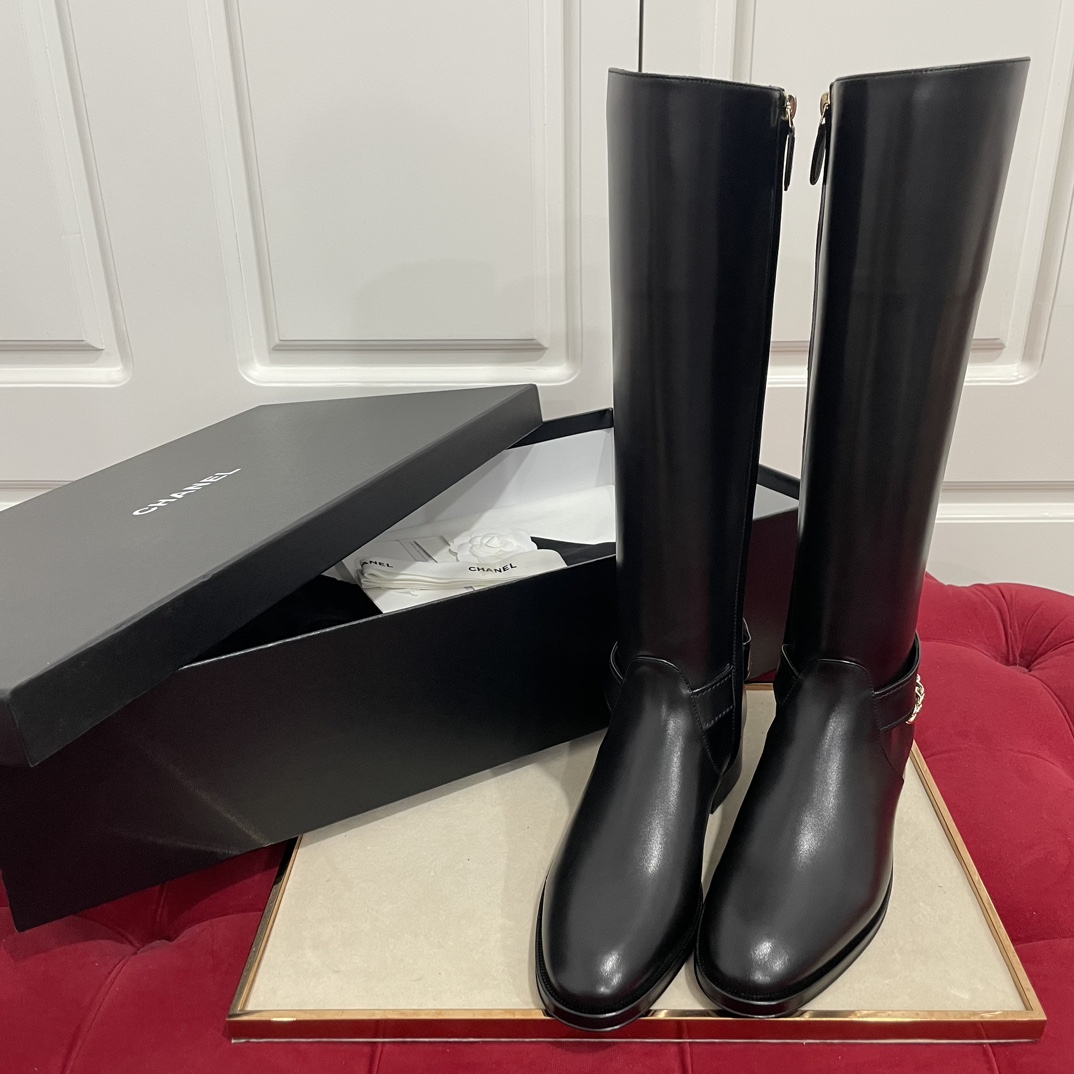NO:594302,Made in Wanguan *| 23C knight boots are a must-have [C Xiang Grandma chain knight boots long boots, classic value-preserving style, will never let you down, and the upper feet are also soft to the touch!  Elegant and gentle boots must belong to Grandma Xiang. No one else can give you a rich and elegant look when wearing this pair of versatile classic black boots!  The rear chain design element modifies the leg shape and is sassy and elegant. Calfskin upper, customized water-dyed lambskin lining. Original hardware 1:1 molding to develop copper chain, long-lasting and non-softening. Outsole Italian genuine leather outsole injection molded sole. Heel height 4.5cm. Tube height about 36cm. 35, 36, 37, 38, 39 (40 will not be returned or exchanged without any questions), boots, boots, cowhide, sheepskin, Leather  soles19860909莞产 *| 23C骑士靴必入款【C香奶奶链条骑士靴长靴 经典保值款,绝对不会让你失望,上脚也 是软软的触感！优雅温柔的靴子非香奶奶莫属,穿上这双百搭经典黑靴子浓浓气质气息高级感没有谁了！ 后链条设计元素上脚修饰腿型又飒又气质 鞋面小牛皮 内里定制水染小羊皮 五金原版1:1开模开发铜链条,持久不软化 大底意大利真皮大底注塑鞋底 跟高4.5cm 筒高约36cm左右 35、36、37、38、39（40无问题不退换）,靴子,boots,cowhide,sheepskin,Leather soles,Women's Shoes