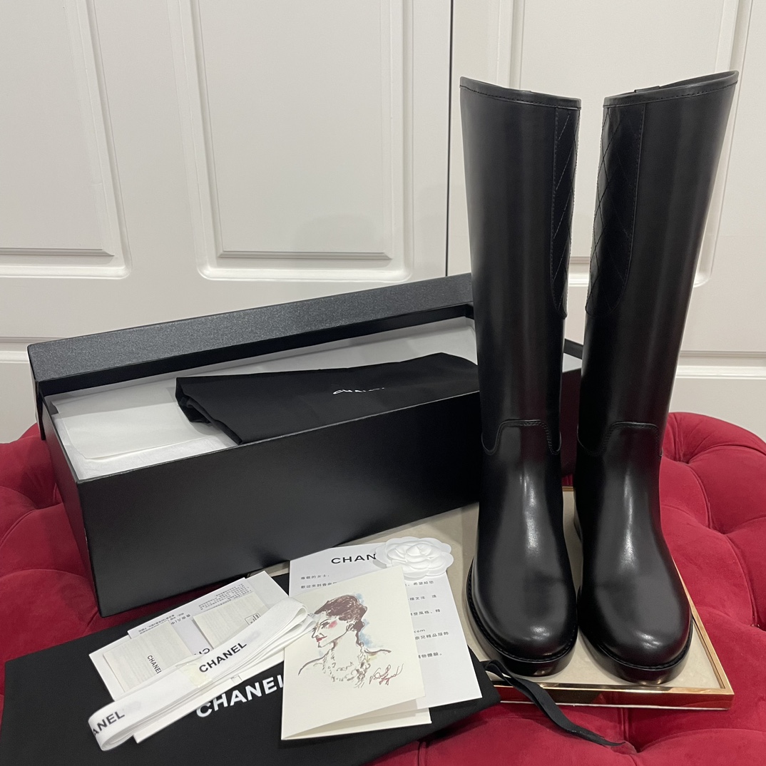NO:594298,Made in Wandan *| Classic knight boots, super slimming, the boot opening is designed with an arc, which really modifies the leg shape, the toe is also a small round toe that wraps the toes, very delicate, smart and versatile, classic black,  The classic design elements of Xiaoxiangjia are simple and elegant, minimalist style. The design of the boot shaft is wonderful. The three-dimensional and straight shoe shape is very grand. The boot shaft circumference is just right. The calf will be very comfortable. It is very convenient to put on and take off with one foot. It is comfortable and modifies the leg shape. It makes the legs longer and thin. The upper is full-grain cowhide. The lining is water-dyed cowhide. The sole is Italian A-grade leather outsole. The heel height is 3.5cm and the tube height is 40cm.  Size35-36-37-38-39 (40 customized, non-refundable), boots, chanel, boots, cowhide, Leather soles19860909莞产 *| 经典骑士靴,超级显瘦,靴口设计是有一个弧线的,修饰腿型真的一绝,鞋头也是很包脚的小圆头,很秀气很有灵气百搭经典黑, 小香家经典设计元素简洁大方,极简风,靴筒斜口设计很妙,立体挺拔的鞋型非常大气,靴筒围度刚刚好,小腿会非常舒适,一脚蹬穿脱非常方便上脚舒适修饰腿型,非常显腿长、腿细 鞋面全粒面牛皮 内里水染牛皮内里 鞋底意大利A级真皮大底 跟高3.5cm 筒高40cm Size35-36-37-38-39（40定做不退换）,靴子,chanel,boots,cowhide,Leather soles,Women's Shoes