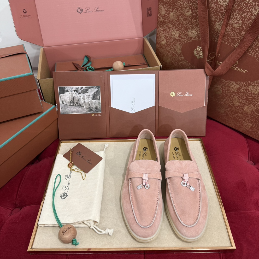 NO:264881,The popular Italian top cashmere brand in Dongguan is low-key, luxurious, soft, and consistently pure color and simple design style. The more unintentional it is, the more you want to think about it. Fashion, simple and versatile. The shoe shape is super charm, the soft and comfortable leather is extremely high. Upper: imported texture is very soft deer leather, cowhide. Sole material: ZP open-grinding light-colored rubber non-slip sole. Size35-39 (40 41 42 43 customized for 4.5 days without return or exchange), loafers, loro piga, loafers, cowhide19860909莞产Loro Piana爆款意大利顶级羊绒品牌低调奢华柔软一贯纯色简约的设计风格,越不经意才越有令人想要琢磨的味道~时尚简约百搭 鞋型韵味超赞,皮质柔软舒适度极高 鞋面:采用进口质感非常柔软鹿皮,牛皮垫脚 底材:ZP开磨浅色橡胶防滑大底 Size35-39（40 41 42 43定做4.5天定制不退换）,乐福鞋,loro piana,loafers,cowhide,Women's Shoes