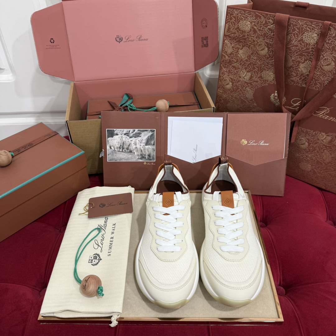 NO:646659,LoroPiana's new 410 Walk Wish men's sneakers from Guangzhou, this sneaker redefines the iconic with a modern perspective  LP adopts a new shape and a wider silhouette design, aiming to provide an extraordinary comfortable wearing experience. Its ultra-light sole is not only lightweight, but the upper is made of Wish wool pique knitted material, with a sophisticated lining to ensure breathability and comfort. The toe is equipped with soft suede to increase foot protection; the heel is embellished with soft leather to enhance the overall texture. The Storm System treatment allows the shoe to adapt to various weather conditions, whether it is sunny or rainy, keeping you dry and comfortable.  Size:39-45,casual shoes/sports shoes,loro piana,loro piana,sneakers19860909莞产LoroPiana 新款410 Walk Wish 男士运动鞋,这款运动鞋以现代视角重新定义了标志性 LP,采用全新外形和更宽大的廓形设计,旨在提供超凡舒适的穿着体验.其超轻鞋底不仅轻盈,鞋面采用Wish羊毛珠地针织材料,搭配考究的衬里,确保透气性和舒适度.鞋头设有柔软绒面革,增加脚部保护；鞋跟则点缀柔软皮革,提升整体质感.经Storm System处理,使鞋款适应各种天气情况,无论是晴天还是雨天,都能保持干爽舒适. Size:39-45,休闲鞋/运动鞋,loro piana,loro piana,sneakers,Women's Shoes