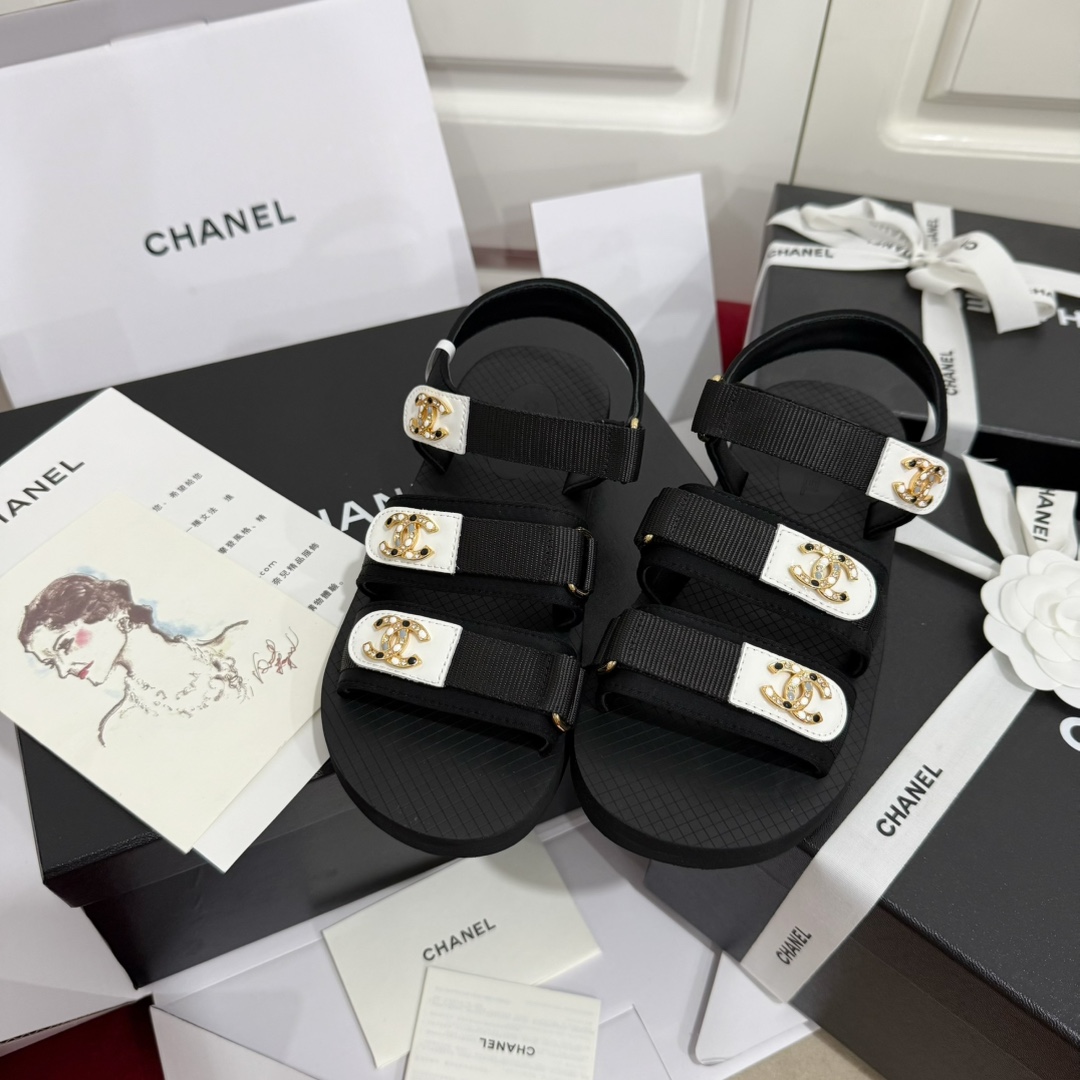NO:414061,Dongguan * 2025 counter new double C rhinestone Velcro sandals, the feet feel as light as nothing, and the styling is super good. Velcro is a sandal worth collecting in Xia Tianzui!  It seems simple and casual, but it has the magic of fashion. The shoe shape can be sweet or salty, fashionable and versatile!  Wear barefoot in summer, refreshing and comfortable!  Paired with various socks, it is fashionable!  It really looks very fashionable no matter how you match it!  The Velcro strap is very good for foot shape, the upper is very slimming, and the double diamond and double C buckle decoration is expensive and high-end. I really love the Velcro design. The Velcro is very long and has a good viscosity!  Strong but effortless, easy to put on and take off without pressure!  Super lightweight EVA big sole, light and comfortable to wear!  Cushioning and comfortable hardware opening logo hardware buckle inner lambskin, authentic open mold opening EVA foaming sole, ultra light size 35-36-37-38-39-40, sandals, sandals, sheepskin, socks19860909莞产 * 2025专柜新款双C水钻魔术贴凉鞋,脚感轻若无物,造型感超好,魔术贴是夏天醉值得收的一款凉鞋！看似简约又随性的它,却自带着时尚的魔力,鞋型可甜可盐,时髦又百搭！夏天光脚穿,清爽又舒适！搭配各种袜子,时髦度拉满！真的怎么搭配都很洋气好看！魔术贴一字带很修饰脚型,鞋帮收肉显瘦效果很好,双钻双C扣装饰,贵气又高级 魔术贴设计真的太爱了,魔术贴的长度很适中,粘黏度很好！牢固但又不费力,轻松穿脱无压力！超级轻便EVA大底,穿上脚感轻便舒适！缓震舒适 五金开模logo五金扣 内里小羊皮 大底正品开模EVA发泡大底,超轻 码数35-36-37-38-39-40码,凉鞋,sandals,sheepskin,socks,Women's Shoes