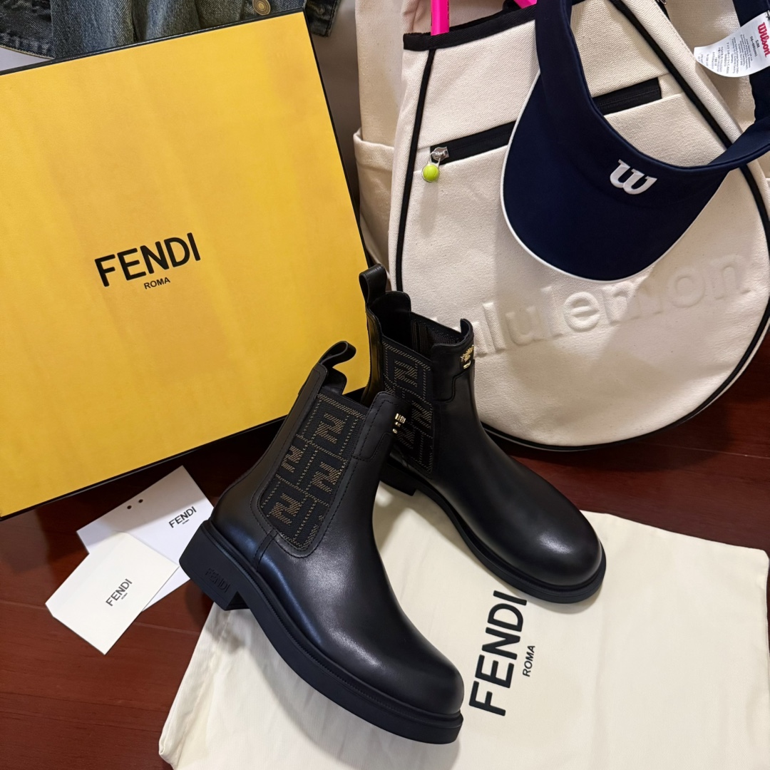 NO:546619,FENDI chimney boots produced in Dongguan, a must-have for classic versatile motorcycle boots. Locomotive boots!  The first pair of boots in winter is here, and its style will always be this simple and high-end design concept!  It looks good no matter how you match it. The long-lasting elastic mid-length boots make your feet look very thin, fashionable and a little lazy!  The upper Italian calfskin has a very texture, the outsole is foamed rubber, ultra-light, 4.5cm height enhancement effect Size35-36-37-38-39 Spot, boots, fendi, boots, cowhide19860909莞产 FENDI 烟筒靴,经典百搭机车靴必备款哦 机车靴！冬天的第一双靴子来了,它的风格永远都是这种简单而高级的设计理念！怎么搭配都是好看的,经久不衰的松紧带中靴,鞋型显得脚巨瘦,时髦中带点慵懒！ 鞋面意大利小牛皮很有质感, 大底是发泡橡胶,超轻,4.5cm的增高效果 Size35-36-37-38-39 现货,靴子,fendi,boots,cowhide,Women's Shoes