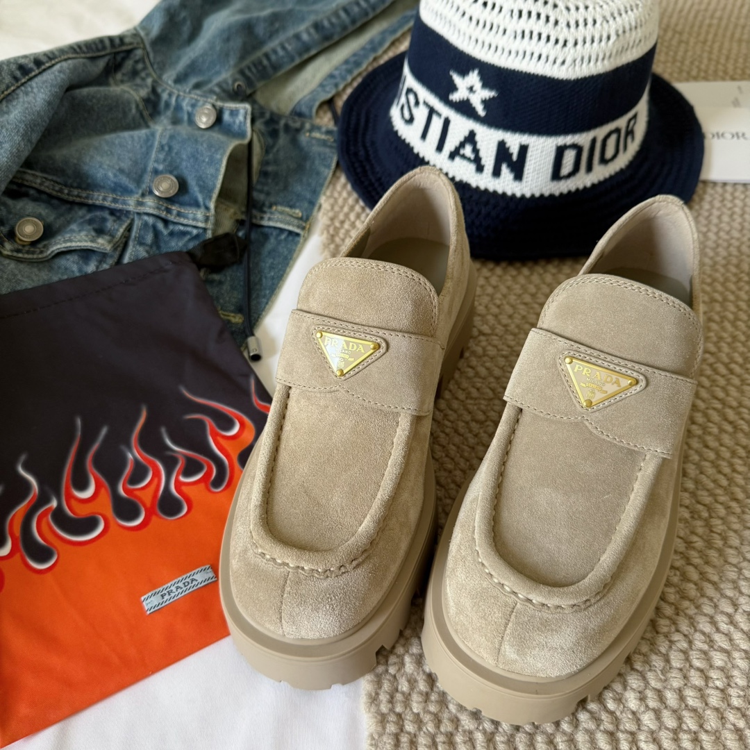 NO:563316,Wandan-made PRADA 25ss new gear thick-soled triangular logo loafers ｜Original purchasing agent level - Suede Material and craftsmanship Original open-edge beaded cowhide/suede Leather lining Metal triangle logo Toe cap with raised stitching trim 5.5cm one-piece TPU sole Hot-stamped micro-label Concave-convex sole pattern  size35-40,loafers,prada,loafers,cowhide,chamois leather19860909莞产 PRADA 25ss新款齿轮厚底三角标乐福鞋 ｜原版购入代购级别 -麂皮 材质与工艺 原版开边珠牛皮/麂皮 皮革内里 金属三角形徽标 鞋头盖配凸起式缝线饰边 5.5cm一体TPU鞋底 热印微标 凹凸纹鞋底花纹 size35-40,乐福鞋,prada,loafers,cowhide,chamois leather,Women's Shoes