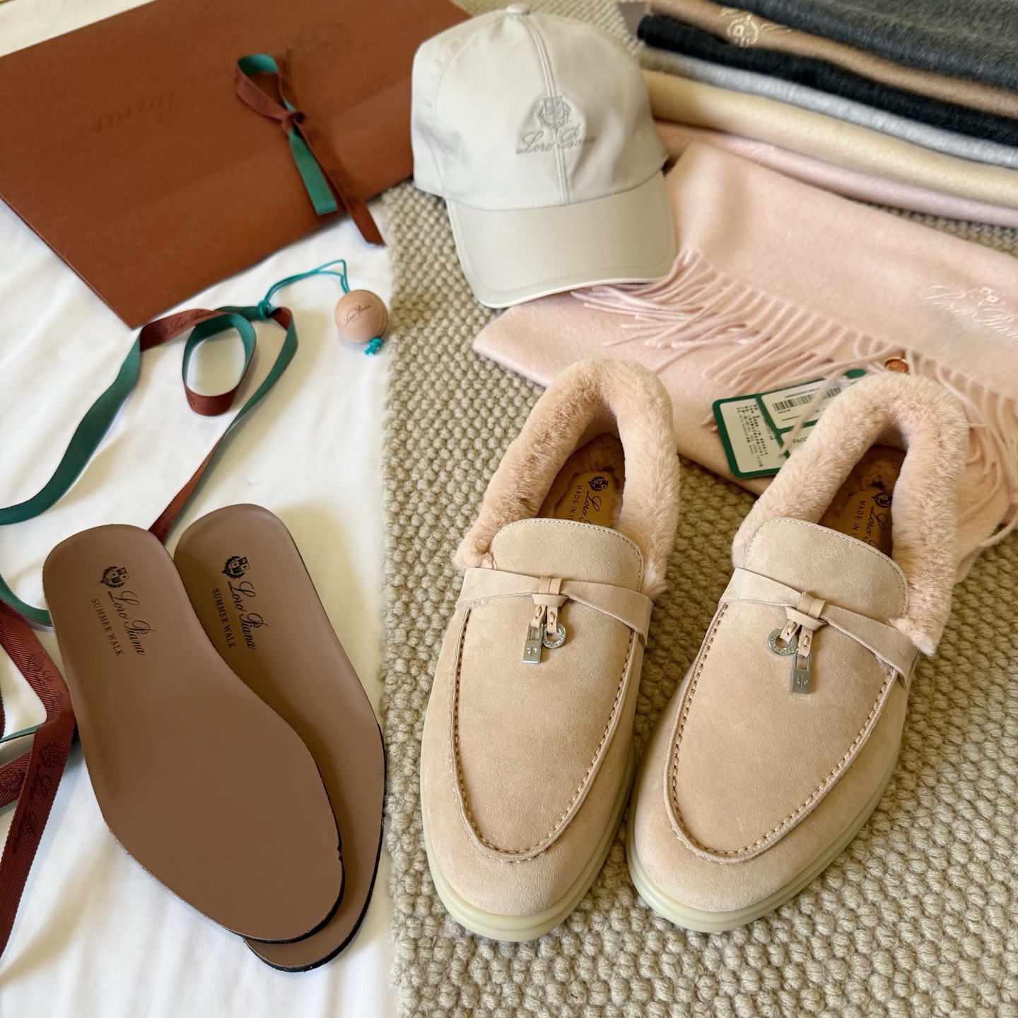 NO:615026,Purchasing agent Loro Piana2025Open walk autumn and winter beaver hair series, how can you not have a soft and waxy warm artifact in autumn and winter, which can protect you from the cold in winter. It has always been sought after and loved by many people for its high-end and simple design style. It has a sense of nobility and focuses on a sense of relaxation. It is a brand used by the British royal family and Italy's top luxury goods. Comes with a pair of Nanpa cowhide foot pads. Size: 35-36-37-38-39 (40 41  42 Customized (non-refundable and non-exchangeable), loafers, loro piana, loafers, cowhide19860909代购级Loro Piana2025Open walk 秋冬海狸毛系列,秋冬怎么可以没有一个软糯糯的保暖神器,承包你冬天的御寒,一直以来以高级简约的设计风格得到很多人追捧和喜爱,贵族感拉满,主打一个松弛感 英国皇室御用品牌 意大利顶级奢侈品 多配一对Nanpa牛皮垫脚 Size:35-36-37-38-39 (40 41 42定做不退不换),乐福鞋毛毛鞋,loro piana,loafers,cowhide,Women's Shoes