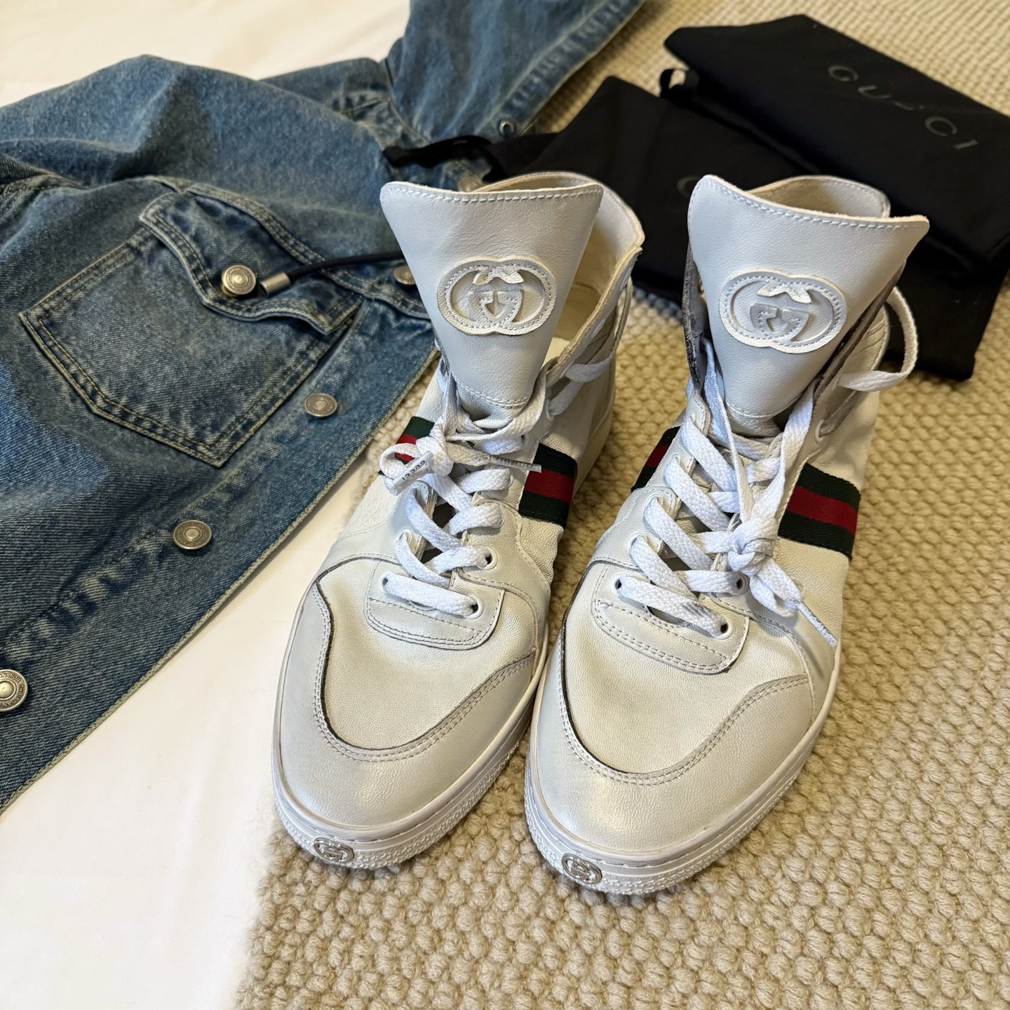 NO:694652,Guan-made gucci ss26 new arrival~ GUCCI La Fmiglia series | The latest men's shoes in the 2026 counter. The new high-top sports white shoes are Demna's first series after taking charge of Gucci!  The Milan Fashion Week that just ended in ss26 has made it extremely popular, and it is hard to find the same shoes for superstars!  Materials and craftsmanship: The upper is made of soft calfskin, which provides perfect foot comfort. It can be high-top or low-top, and can be folded to change the two styles at will!  The master hand-rubbed the color and made it look old, and the retro texture is instantly full ~ The sides are decorated with classic green, red and green webbing, and the brand's highly recognizable metal double G toe is embellished. Every detail is a highlight. Whether it is street fashion or daily leisure, this pair of casual white shoes can help you easily choose your style ~ Currently only available in men's sizes: 39-45, casual shoes/sports shoes, gucci, sneakers, cowhide19860909莞产 gucci ss26 new arrival～ GUCCILaFmiglia系列｜2026专柜最新男鞋 高帮运动小白鞋新品作为Demna执掌Gucci后的首个系列！在ss26刚结束的米兰时装周就让它热度狂飙,巨星同款更是一鞋难求！ 材质与工艺 鞋面选用柔软小牛皮材质,上脚舒适度满分 可高帮可低帮,随意翻折变换两种风格穿搭！ 师傅纯手工擦色做旧处理,复古质感瞬间拉满～ 侧边饰以经典绿红绿织带,品牌辨识度十足的 金属的双G鞋头点缀,细节处处都是亮点 无论是街头潮流还是日常休闲,这双休闲小白鞋都能帮你轻松拿捏风格~ 目前只有男码size:39-45,休闲鞋/运动鞋,gucci,sneakers,cowhide,Women's Shoes